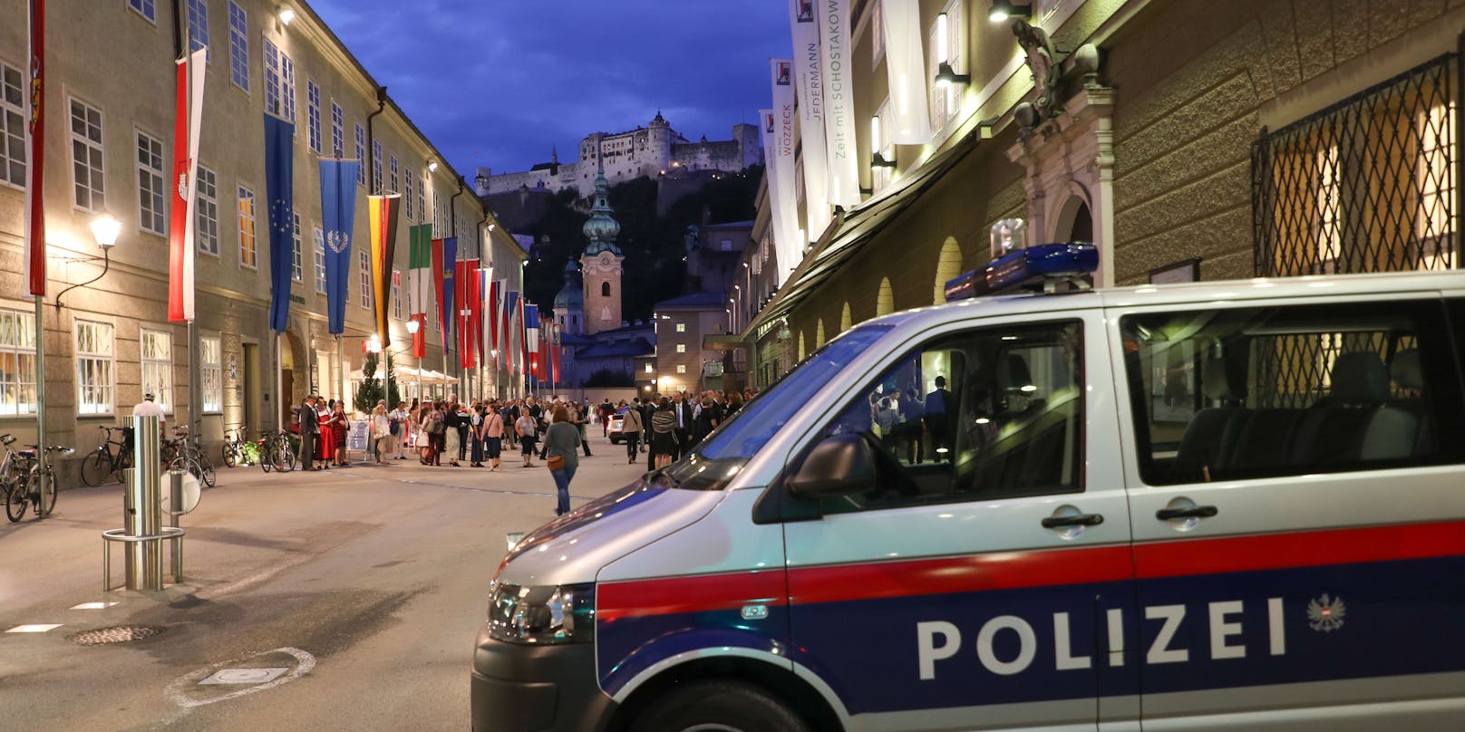 In Salzburg ging ein 37-Jähriger mit Tritten und einem Messer auf seine Freundin los. Die Polizei nahm den Mann fest (Symbolfoto).