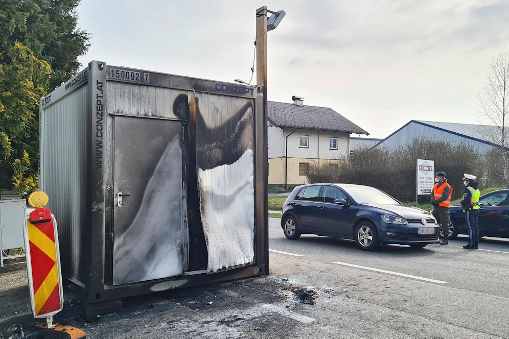An der Grenze zu OÖ kam es in Straßwalchen zu einem Brandanschlag.