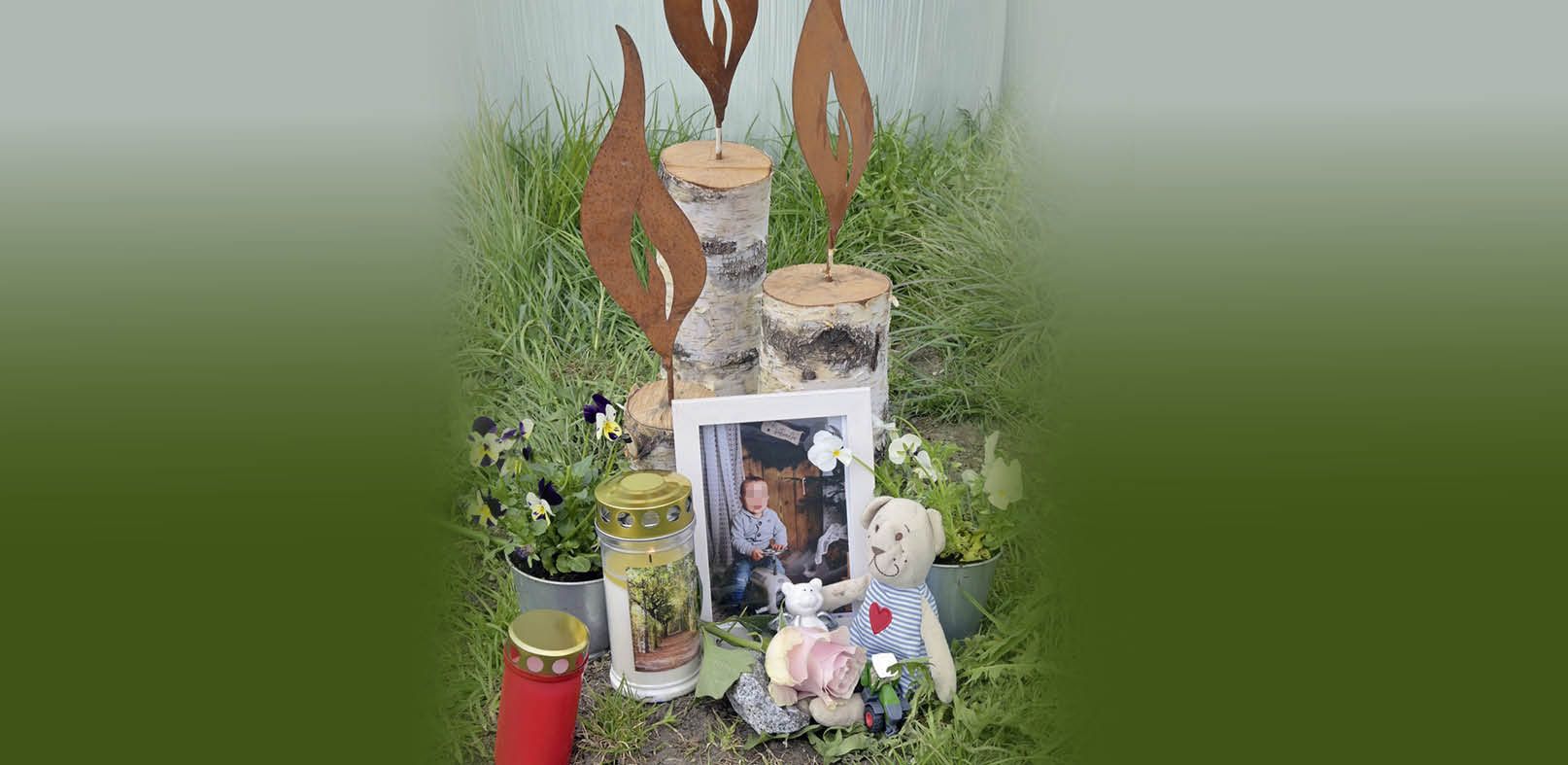 Die Familie des Buben hat zum Gedenken an Maximilian Kerzen aufgestellt. 