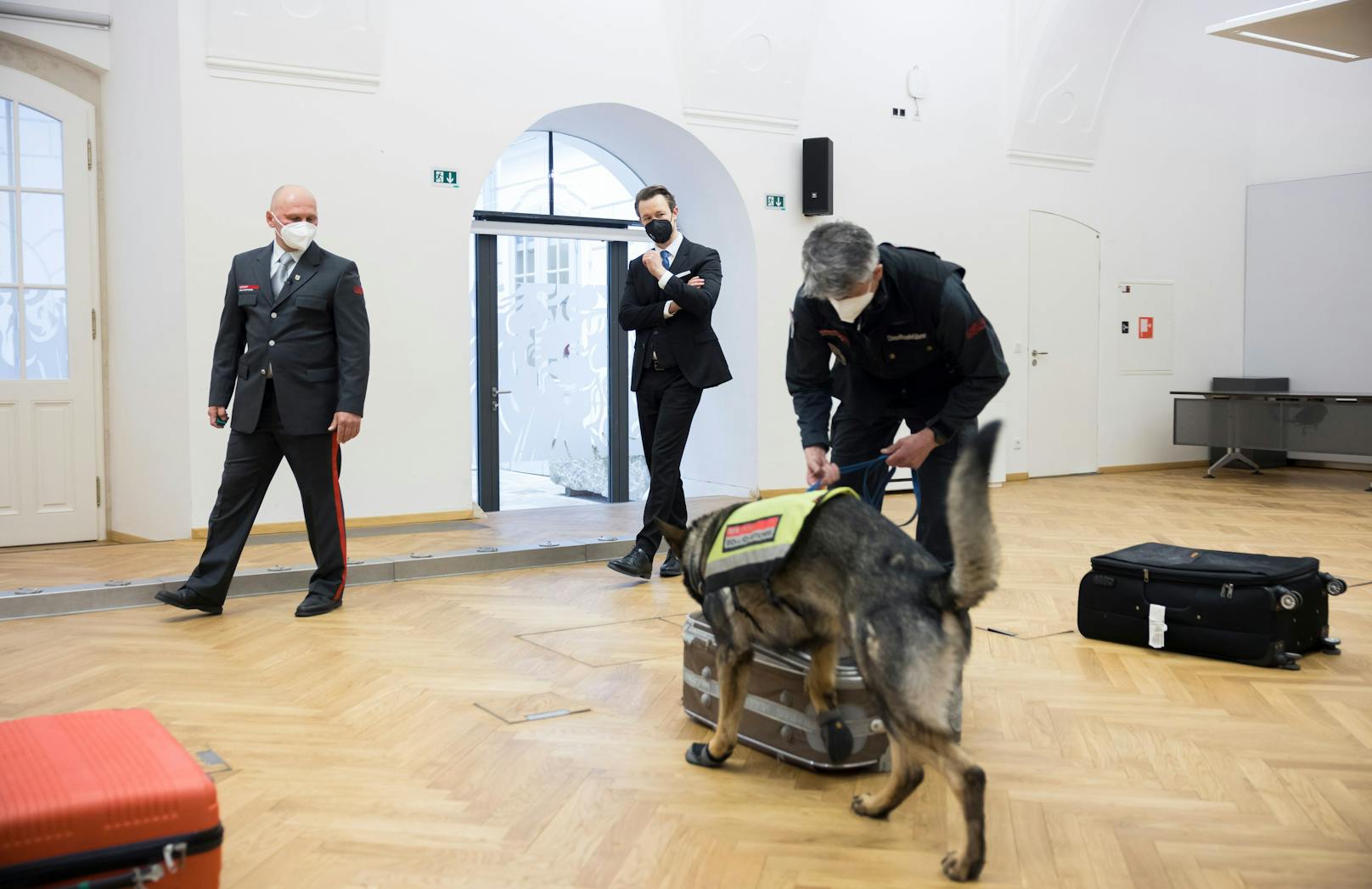 Diensthunde-Fortbildung beim Zoll mit Finanzminister Gernot Blümel (ÖVP)