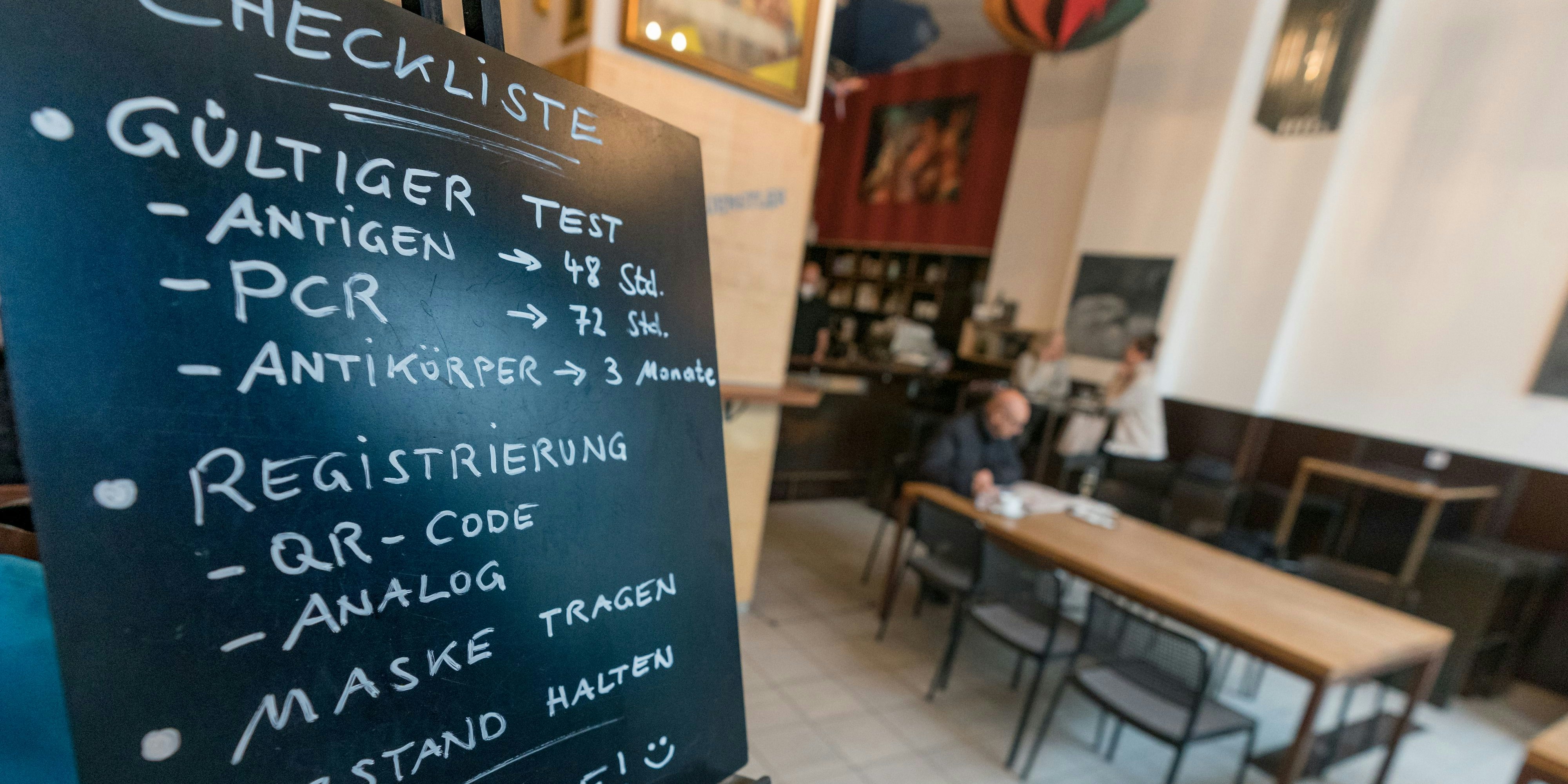 Drei Regeln für einen Gastro-Besuch: Test, Maske und Abstand!