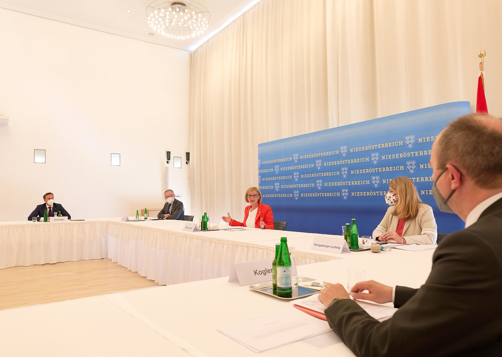 Mikl-Leitner mit Team und Experten am Freitag