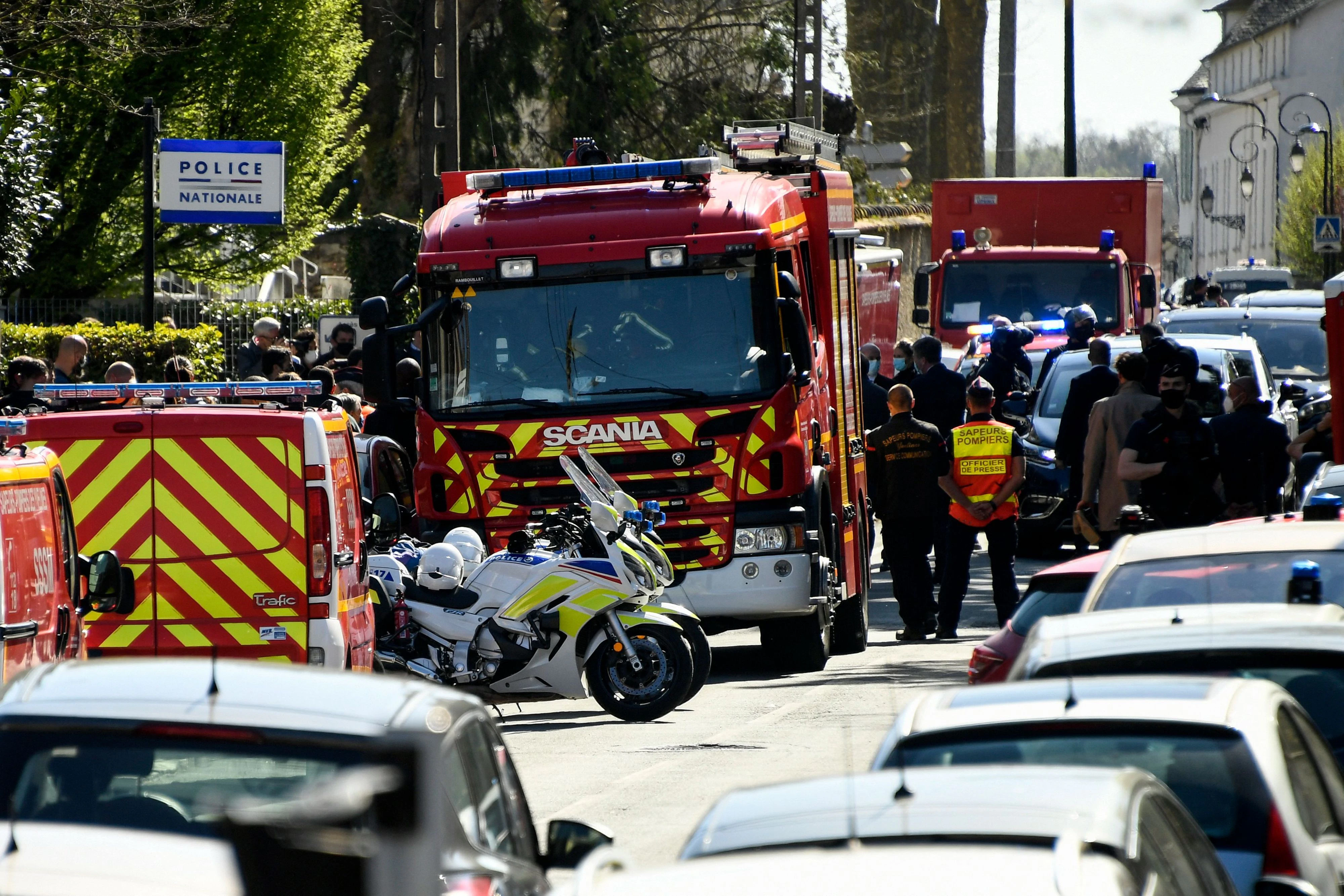 Eine Mitarbeiterin der französischen Polizei ist an ihrem Arbeitsort erstochen worden.