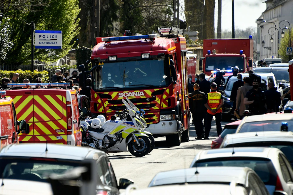 Eine Mitarbeiterin der französischen Polizei ist an ihrem Arbeitsort erstochen worden.