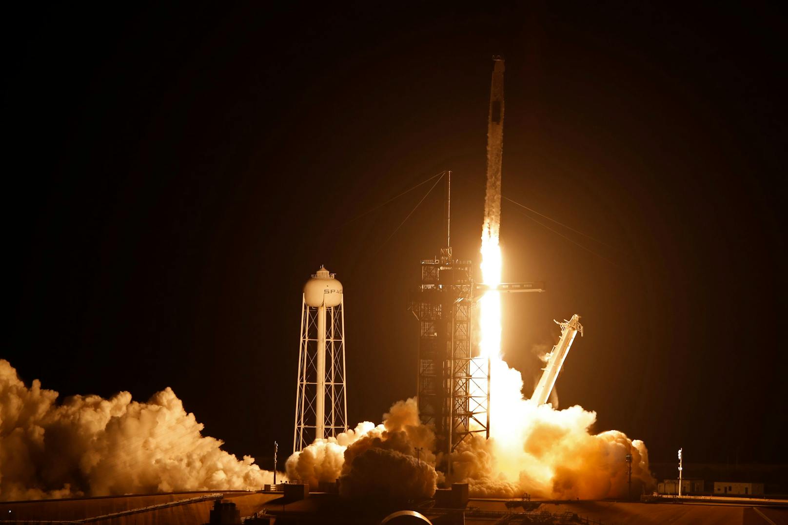 Bemannte SpaceX-Mission zur ISS gestartet