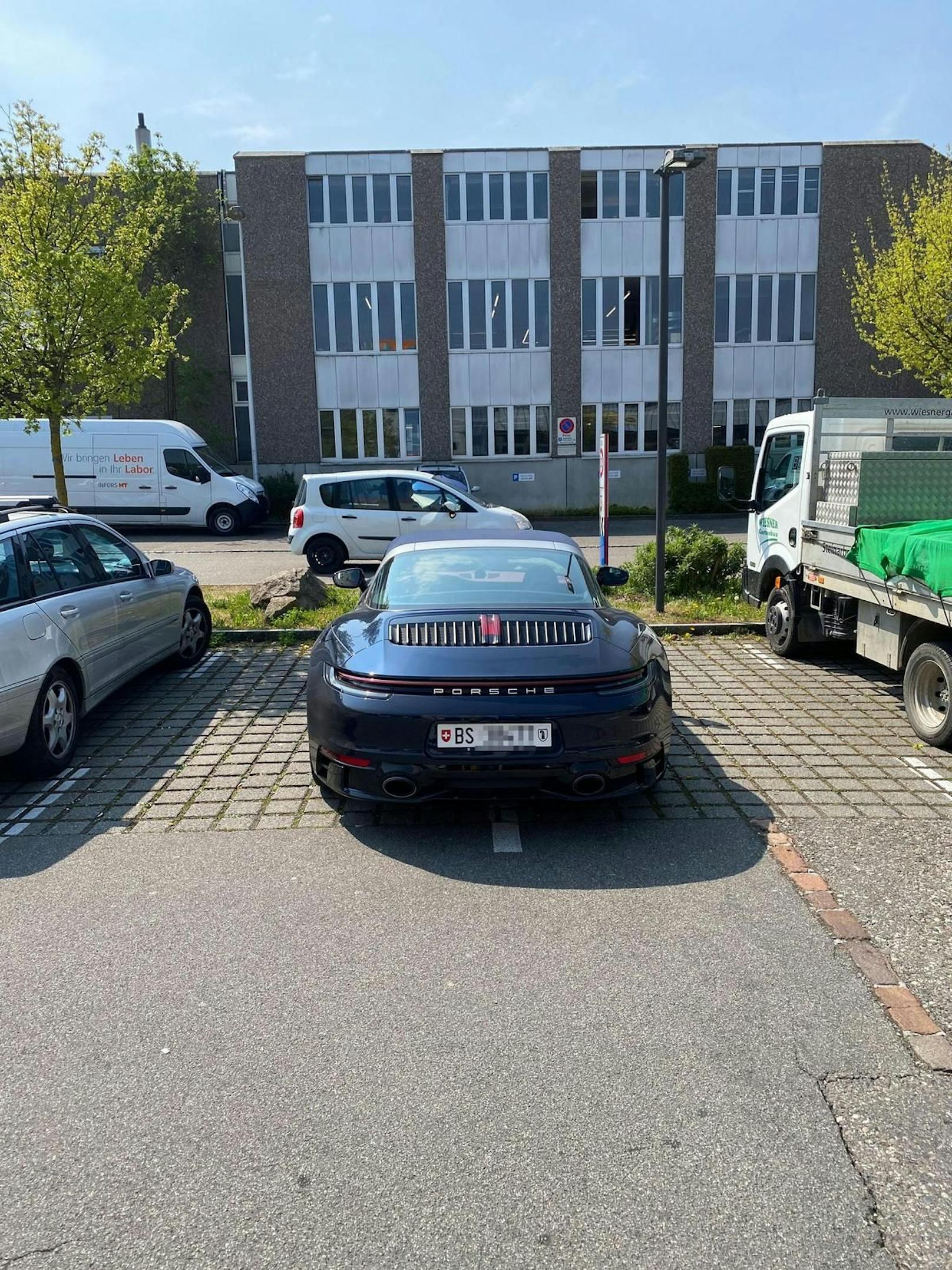 Impfstoff-Manager parkt Porsche auf 2 Parkplätzen