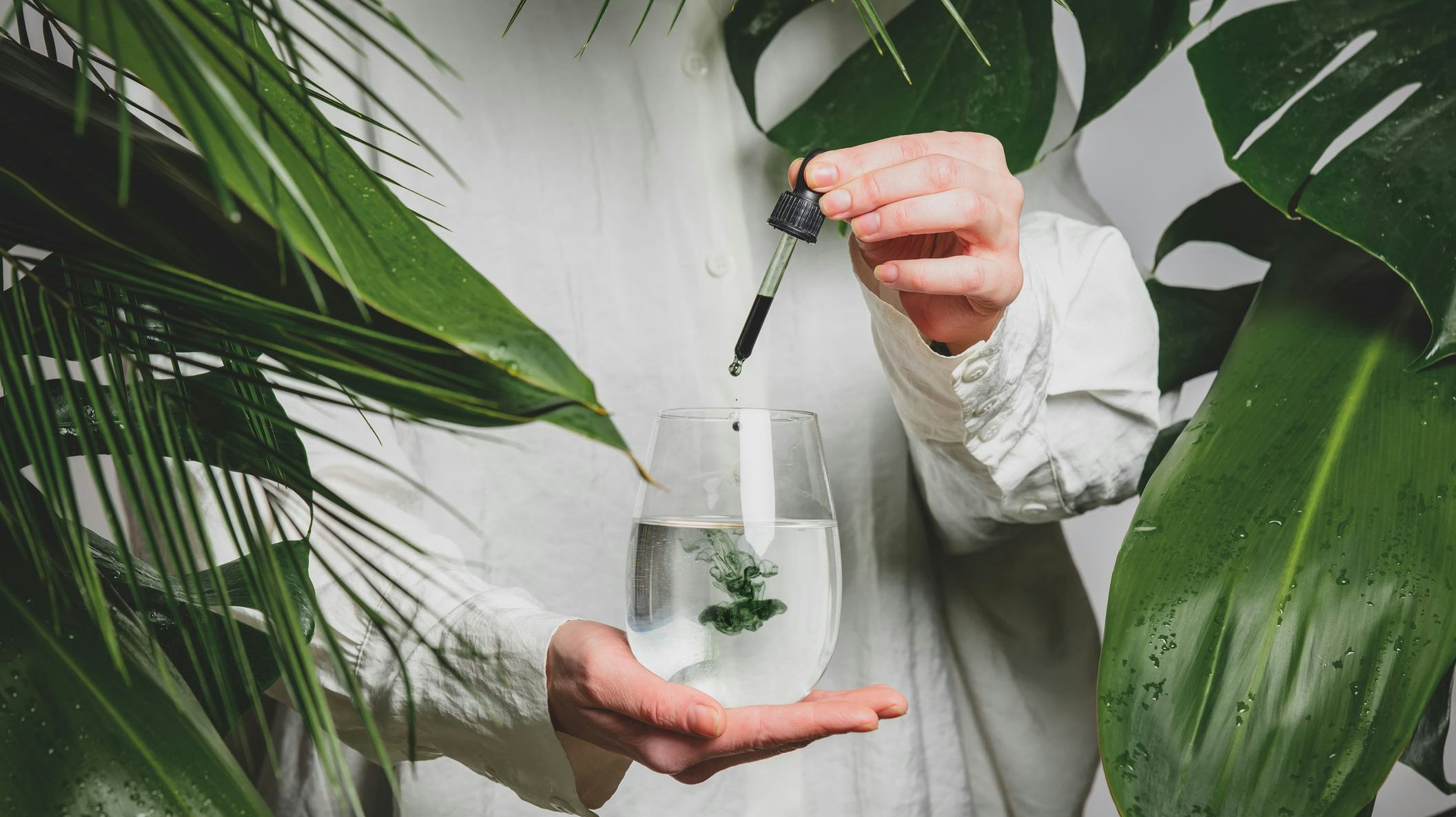 Der neue TikTik-Beauty Trend dreht sich ums "Chlorophyll-Wasser". 