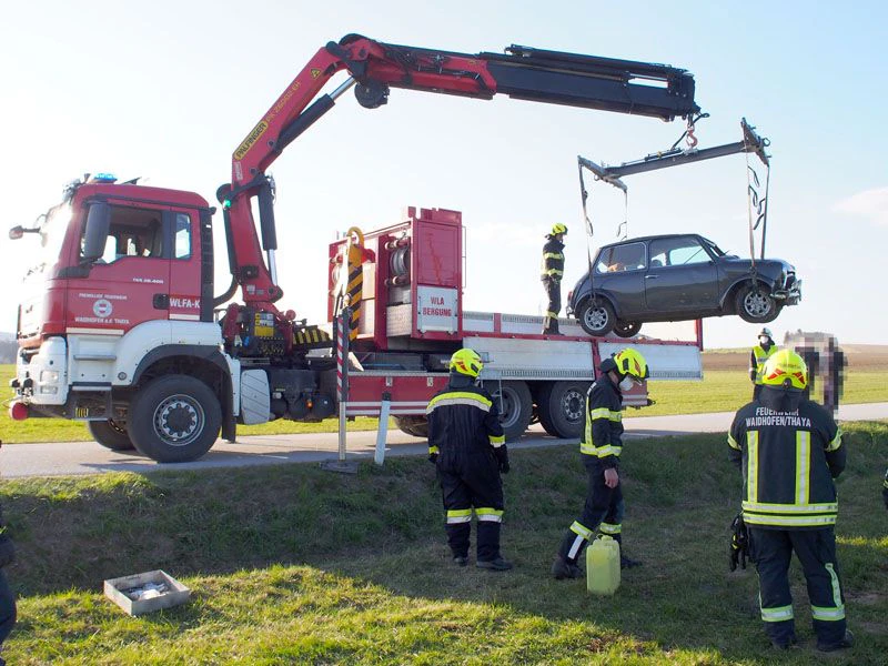 Das Auto wurde von der Feuerwehr geborgen.