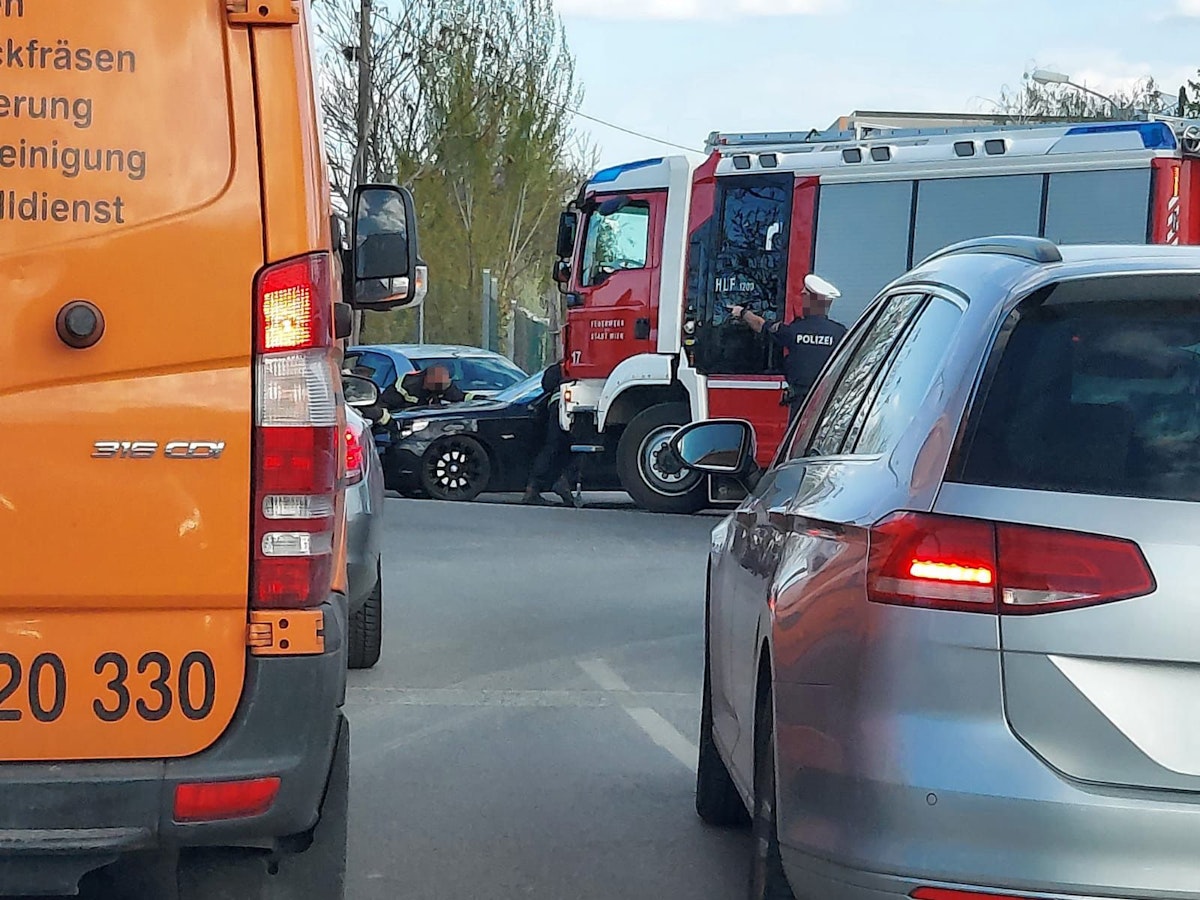 Die Feuerwehr und Polizei ist vor Ort.