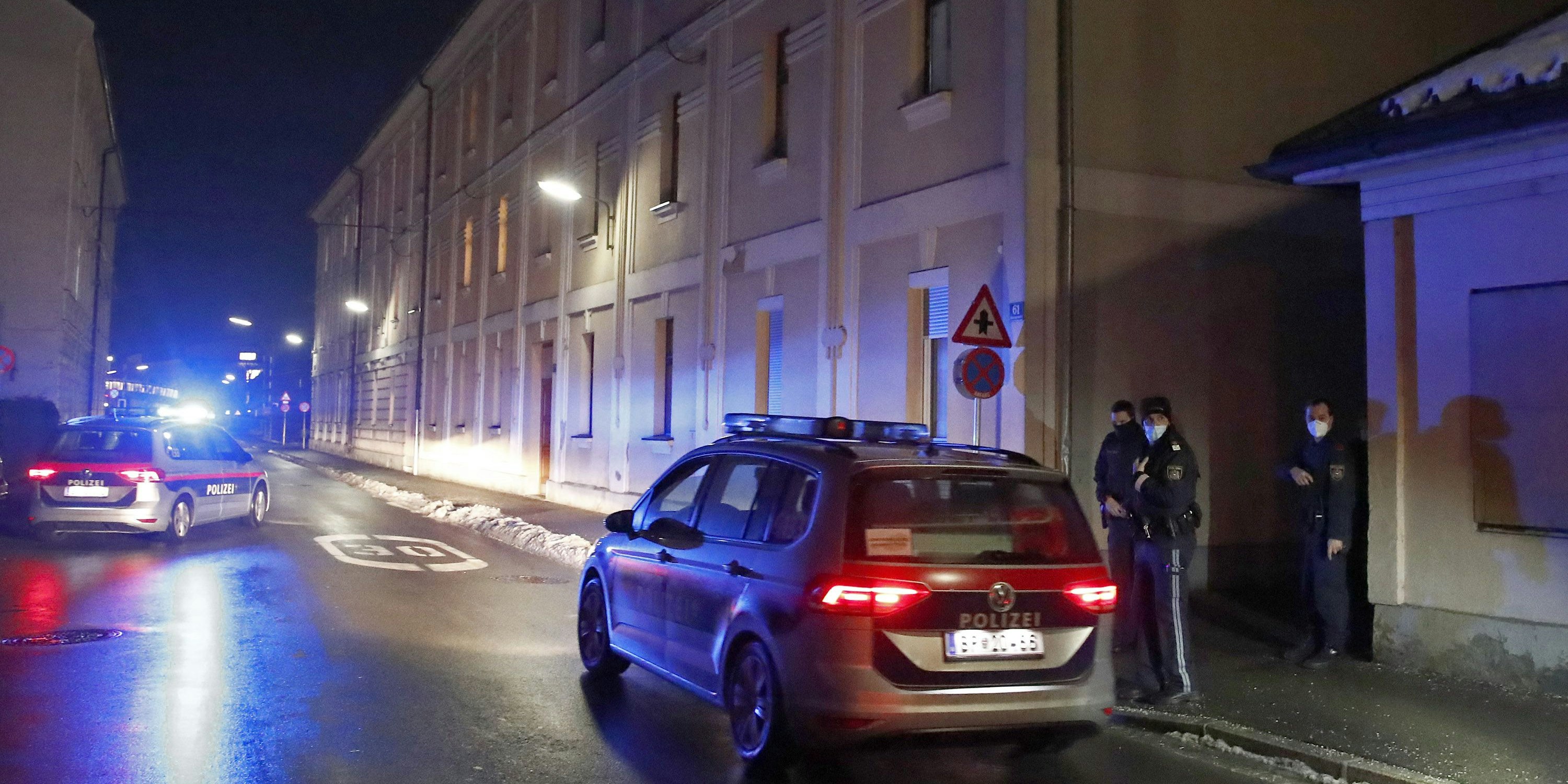 Polizei vor einem Wohnhaus (Symbolbild)