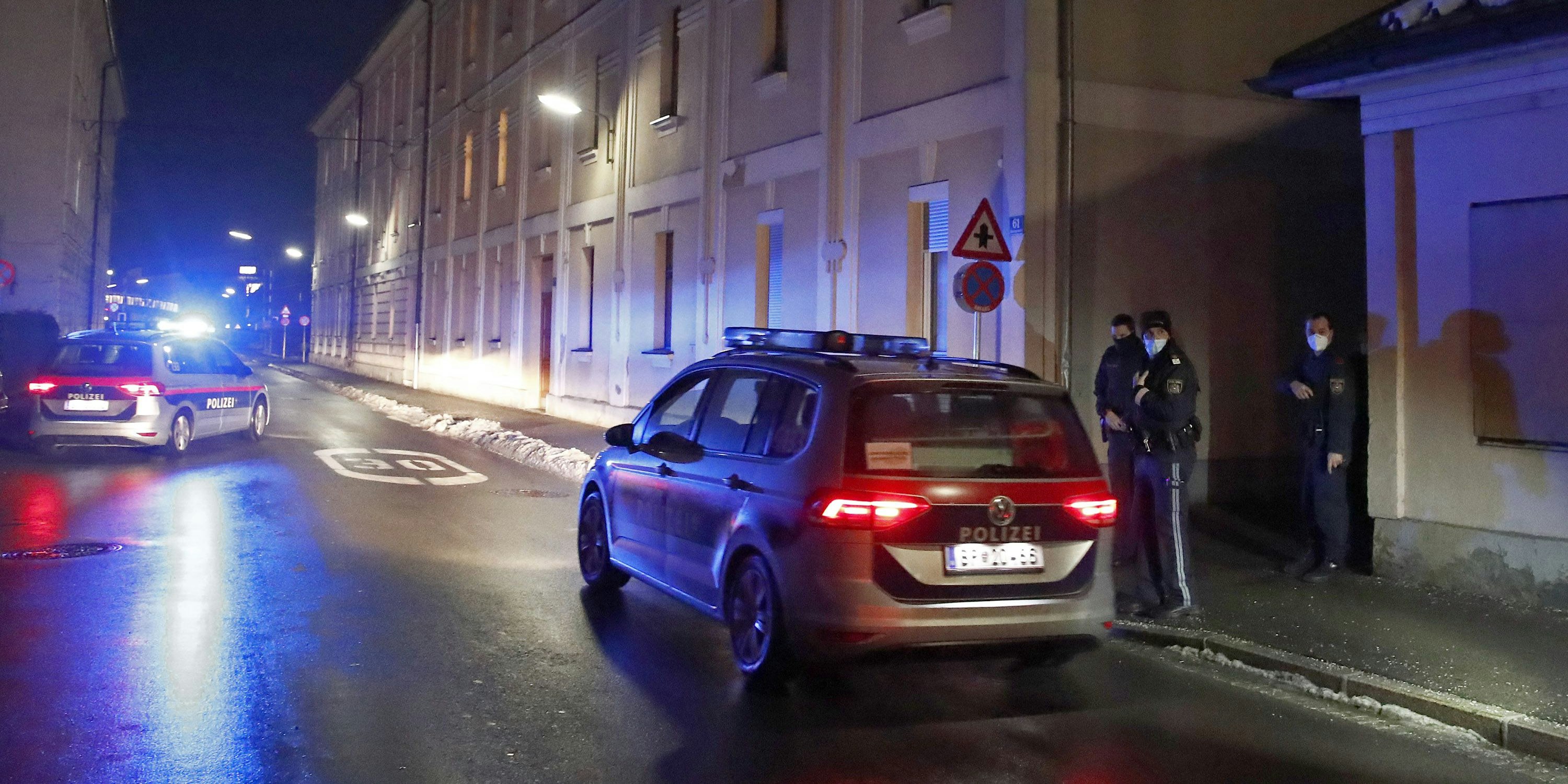 Polizei vor einem Wohnhaus (Symbolbild)