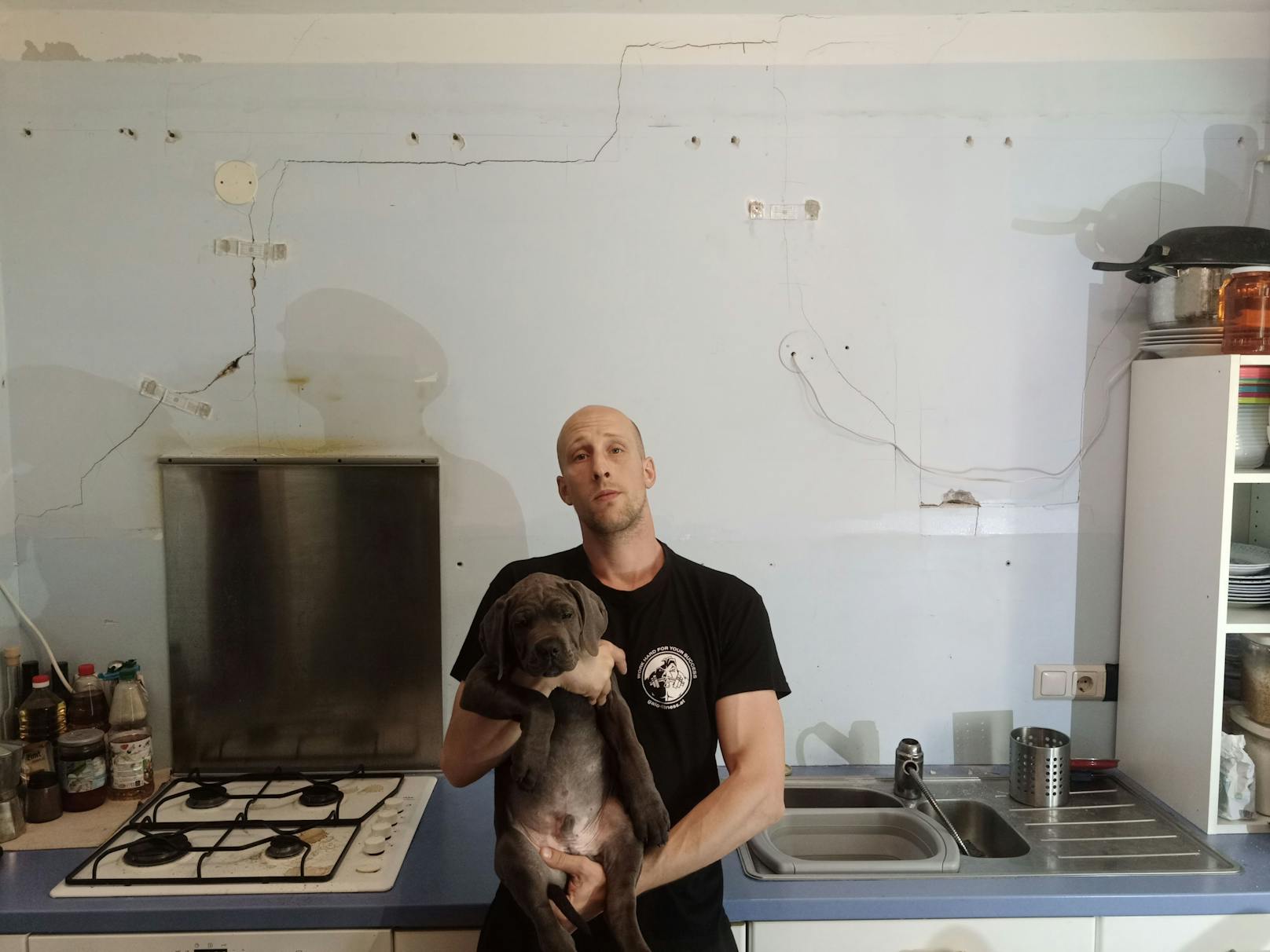 René G. und sein Hund "Benjamin Button" können die Küche momentan nicht benutzen.