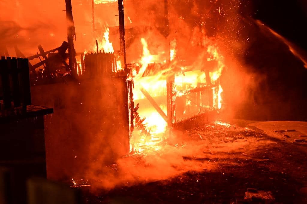 Das Wirtschaftsgebäude stand in Vollbrand.