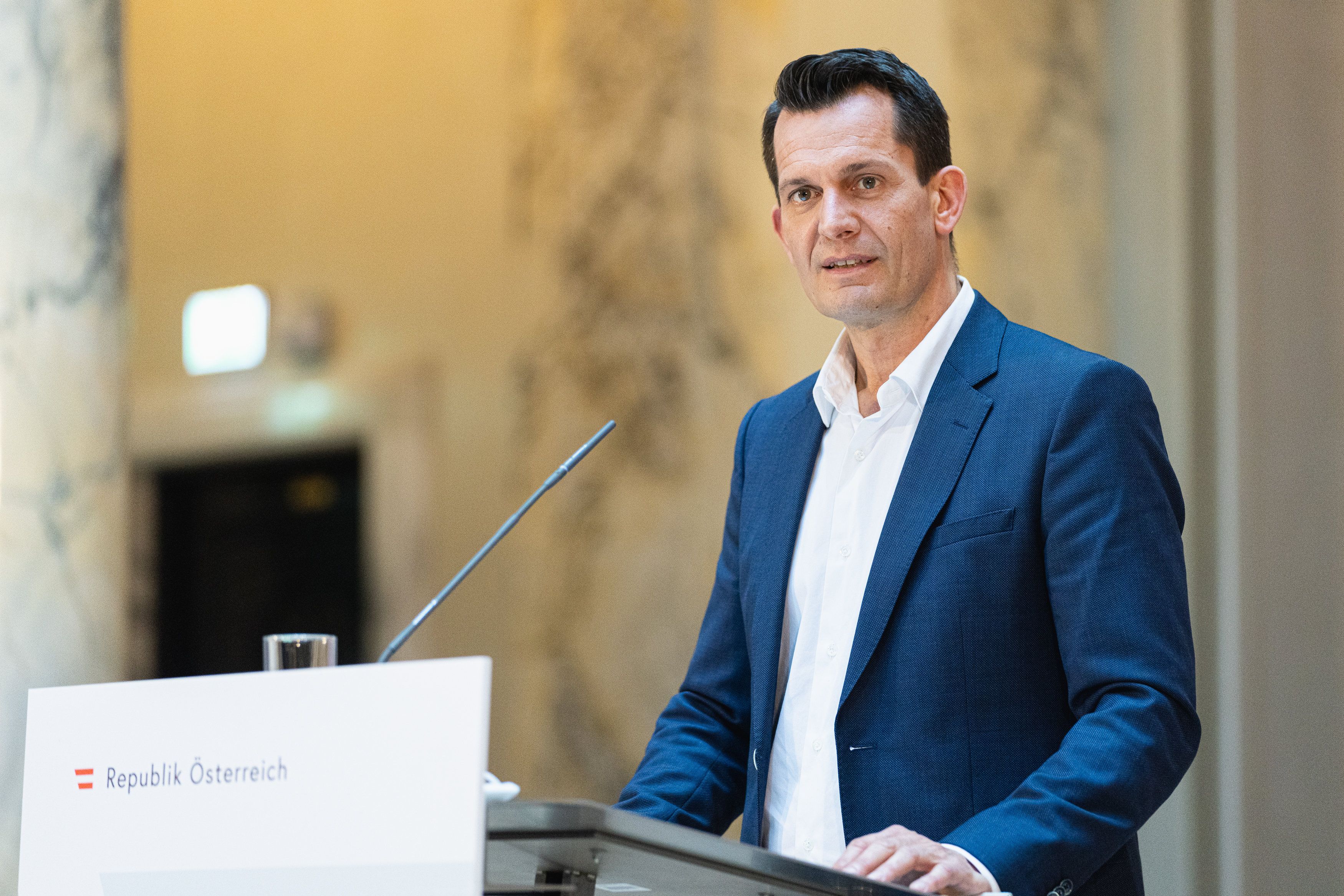 Download von www.picturedesk.com am 24.04.2021 (16:18).  23.04.2021, Weltmuseum, Wien, AUT, Bundesregierung, Pressekonferenz im Anschluss an Videokonferenz mit Experten und Expertinnen, Landeshauptleuten und Sozialpartnern zu geplanten Oeffnungsschritten und Corona-Massnahmen, im Bild Wolfgang Mueckstein (Gruene) // during a press conference following a video conference with experts, provincial governors and social partners on planned opening steps and Corona measures at the "Weltmuseum" in Vienna, Austria on 2021/04/23. EXPA Pictures © 2021, PhotoCredit: EXPA/ Florian Schroetter - 20210423_PD8115 - Rechteinfo: Rights Managed (RM)