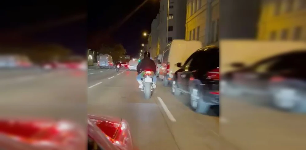 Die Wiener rasten mit ihren Bikes am Gürtel.