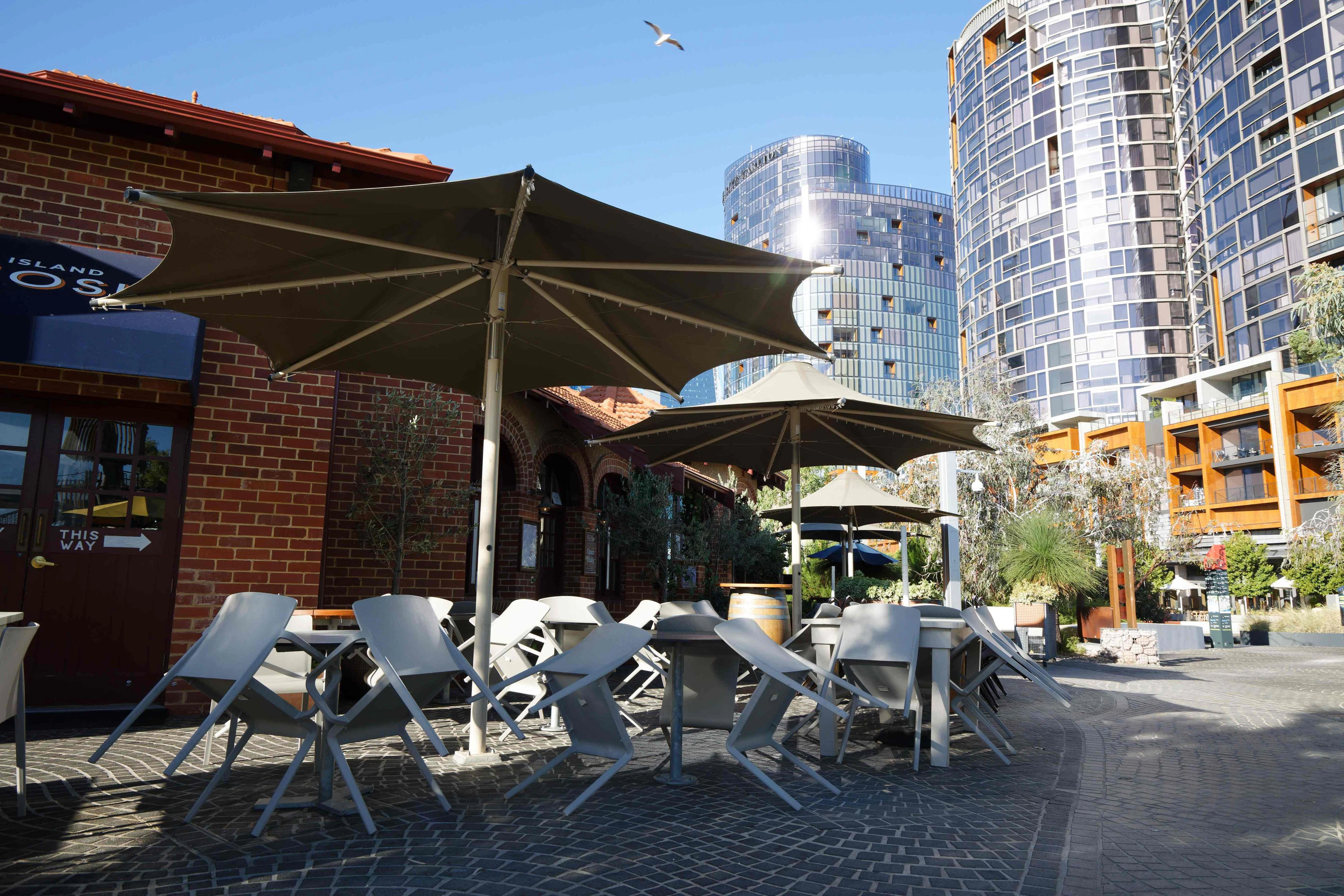 Download von www.picturedesk.com am 24.04.2021 (11:55).  A general view shows an empty restaurant in the normally busy Elizabeth Quay area in Perth on January 31, 2021, as authorities announced a snap five-day lockdown after a security guard at a quarantine hotel tested positive for Covid-19 ending Western Australia's ten month coronavirus-free streak. (Photo by TREVOR COLLENS / AFP) - 20210131_PD2816 - Rechteinfo: Rights Managed (RM) Nur für redaktionelle Nutzung! Werbliche Nutzung erfordert Freigabe: bitte schicken Sie uns eine Anfrage.
