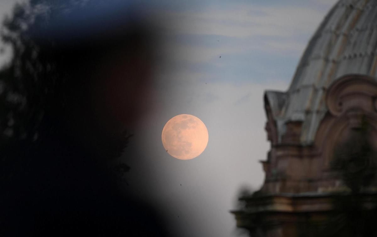 Dies trifft ein, wenn der Vollmond besonders nahe an der Erde vorbeikreist.
