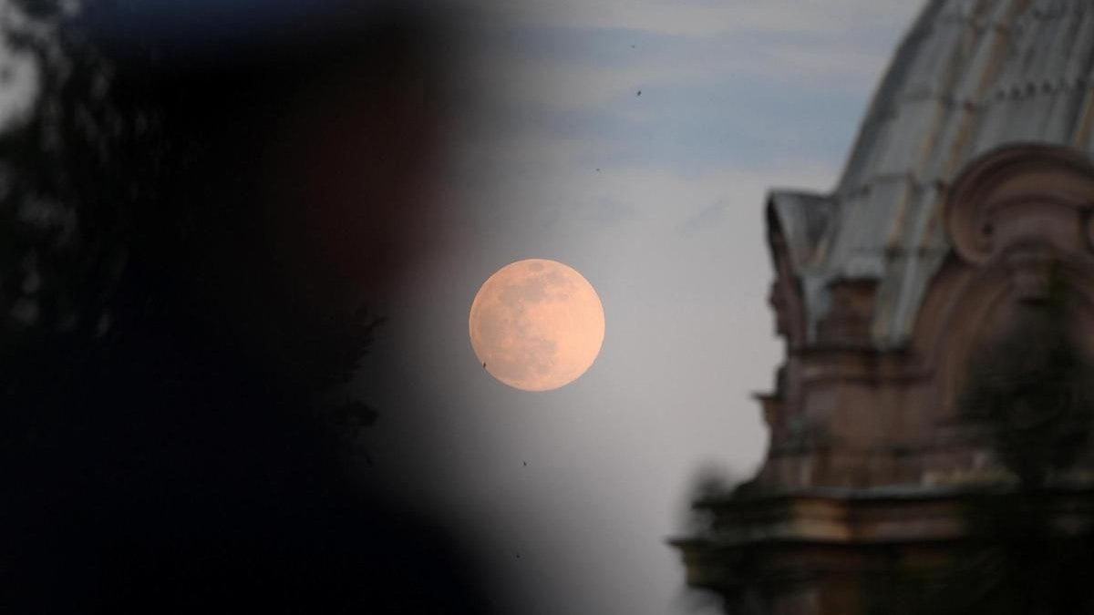 Dies trifft ein, wenn der Vollmond besonders nahe an der Erde vorbeikreist.