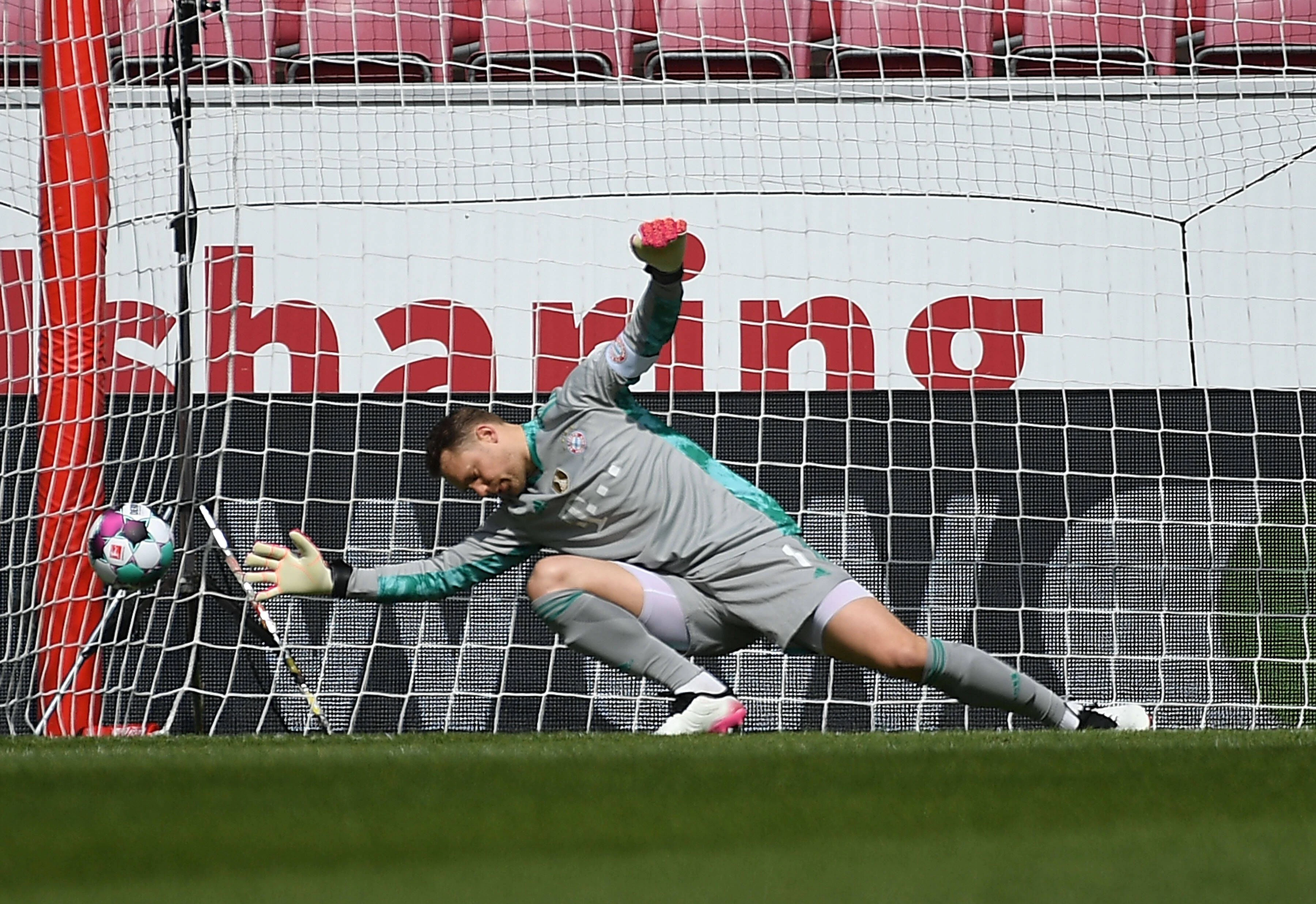 Bayern-Keeper Manuel Neuer patzt. 