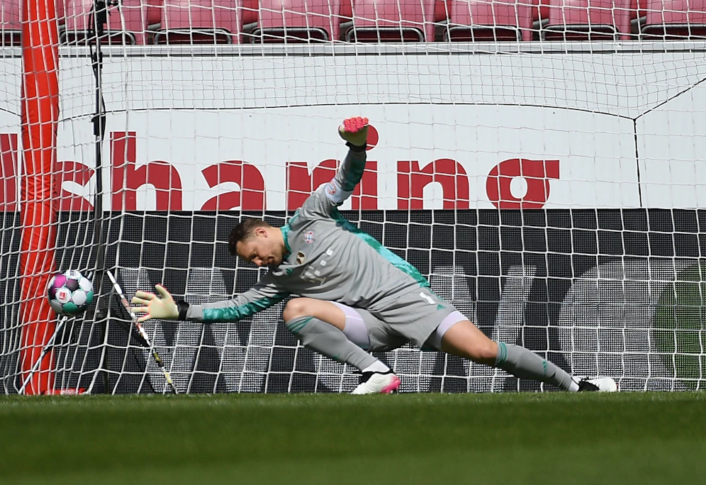 Bayern-Keeper Manuel Neuer patzt. 