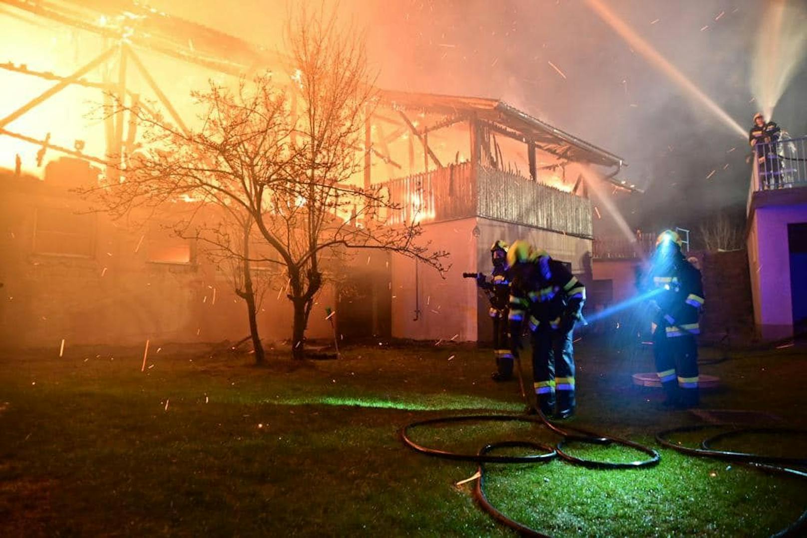 Ein Wirtschaftsgebäude in Stübegg bei Zöbern brannte komplett ab.