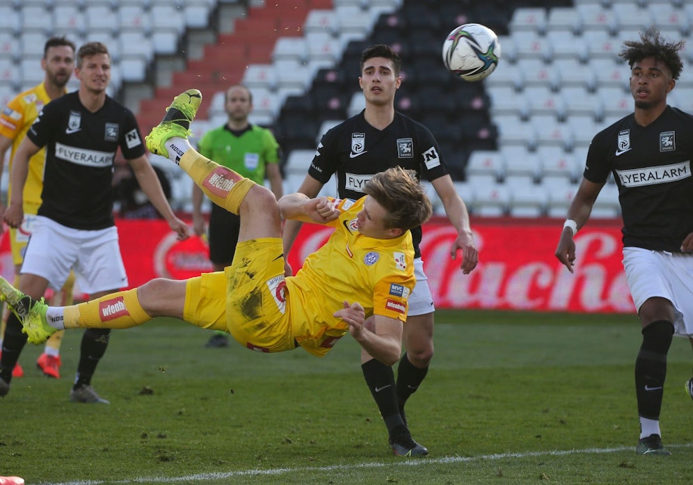 Patrick Wimmer erzielt ein Traumtor. 