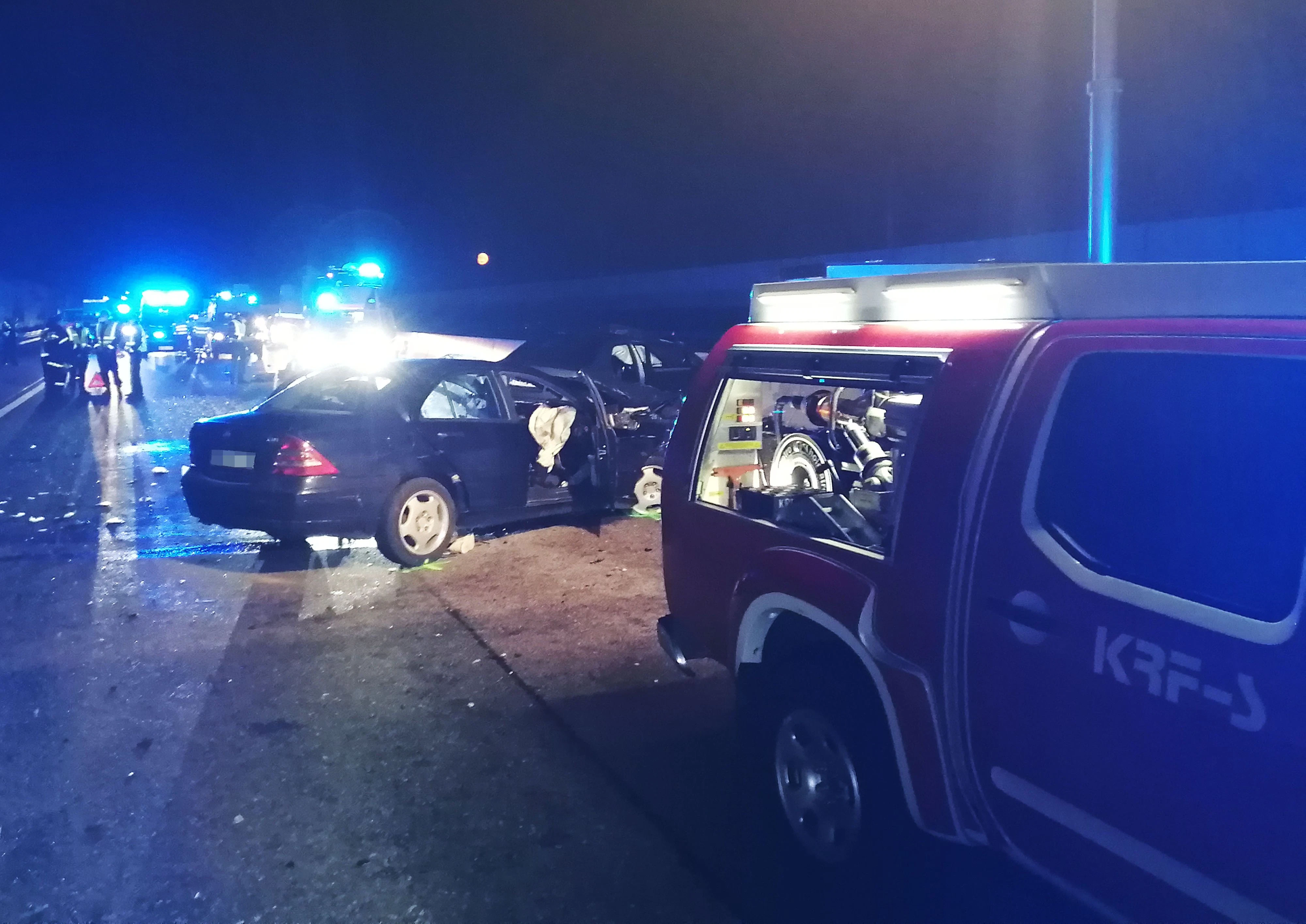 Zwei Pkw-Insassen sind bei einem Verkehrsunfall am Sonntag, 25. April 2021 in den frühen Morgenstunden auf der Westautobahn (A1) bei St. Pölten-Süd ums Leben gekommen. Fünf Personen wurden teilweise schwer verletzt.