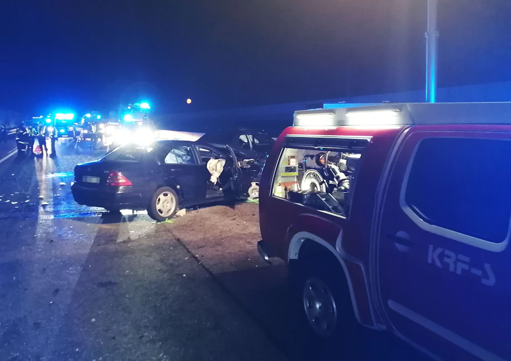 Zwei Pkw-Insassen sind bei einem Verkehrsunfall am Sonntag, 25. April 2021 in den frühen Morgenstunden auf der Westautobahn (A1) bei St. Pölten-Süd ums Leben gekommen. Fünf Personen wurden teilweise schwer verletzt. Jetzt ist ein drittes Todesopfer zu beklagen.