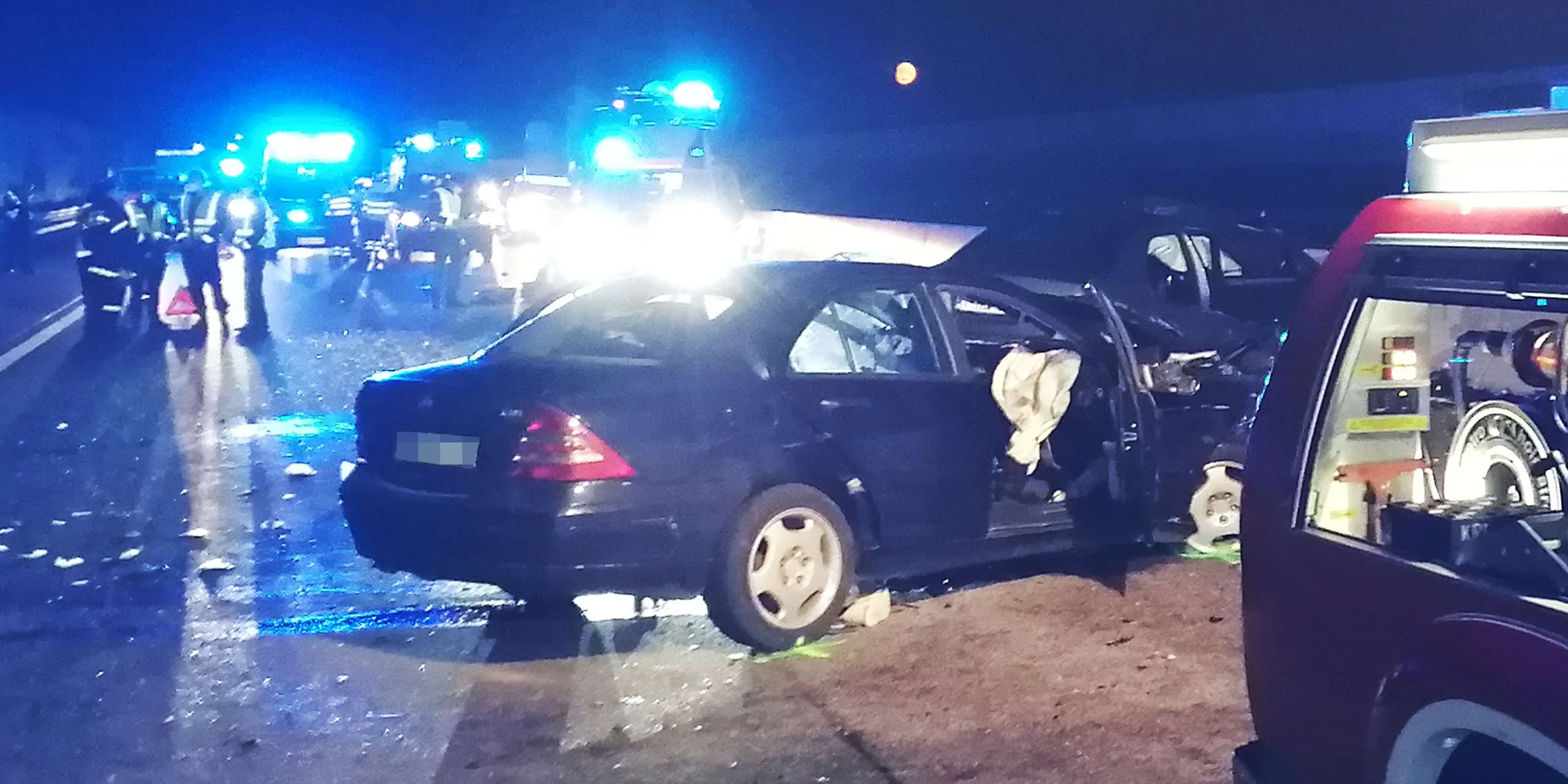Zwei Pkw-Insassen sind bei einem Verkehrsunfall am Sonntag, 25. April 2021 in den frühen Morgenstunden auf der Westautobahn (A1) bei St. Pölten-Süd ums Leben gekommen. Fünf Personen wurden teilweise schwer verletzt.