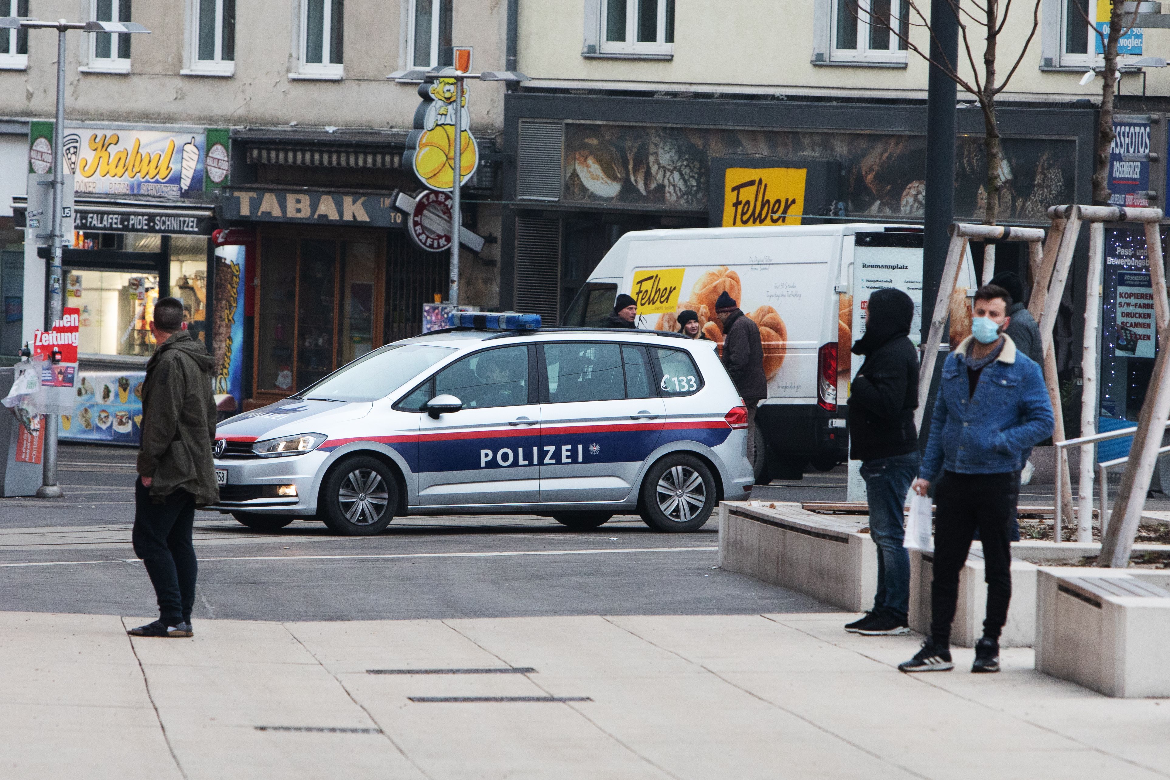 Download von www.picturedesk.com am 25.04.2021 (10:38).  ÖSTERREICH; WIEN; 01.01.2021; Ein Polizeifahrzeug steht am Reumanplatz in 10 Bezirk (Favoriten) in Wien am 01. Jänner 2021. In der Nacht zum Neujahr ist es am Reumanplatz zu Ausschreitungen und Konfrontation mit der Polizei gekommen. Laut Medienberichten hat eine Gruppe von 20 - 30 junger Männer Böller geworfen und pyrotechnik abgefeuert. /// AUSTRIA; VIENNA; 01/01/2021; A police vehicle stand on Reumanplatz in 10 districts (Favoriten) in Vienna on January 01, 2021. On the night of the New Year there were riots and confrontations with the police on Reumanplatz. According to media reports, a group of 20-30 young men threw firecrackers and fired pyrotechnics. - 20210101_PD2919 - Rechteinfo: Rights Managed (RM)