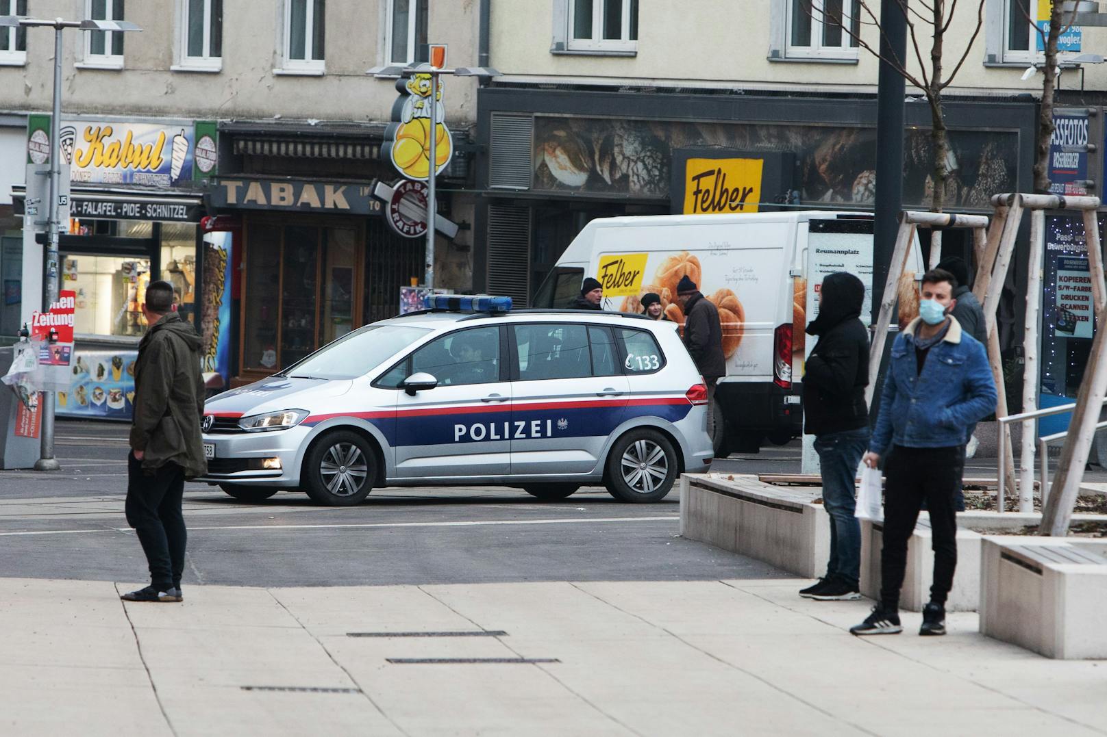 Der Beschuldigte wurde festgenommen. Symbolbild eines Polizeieinsatzes in Wien-Favoriten.