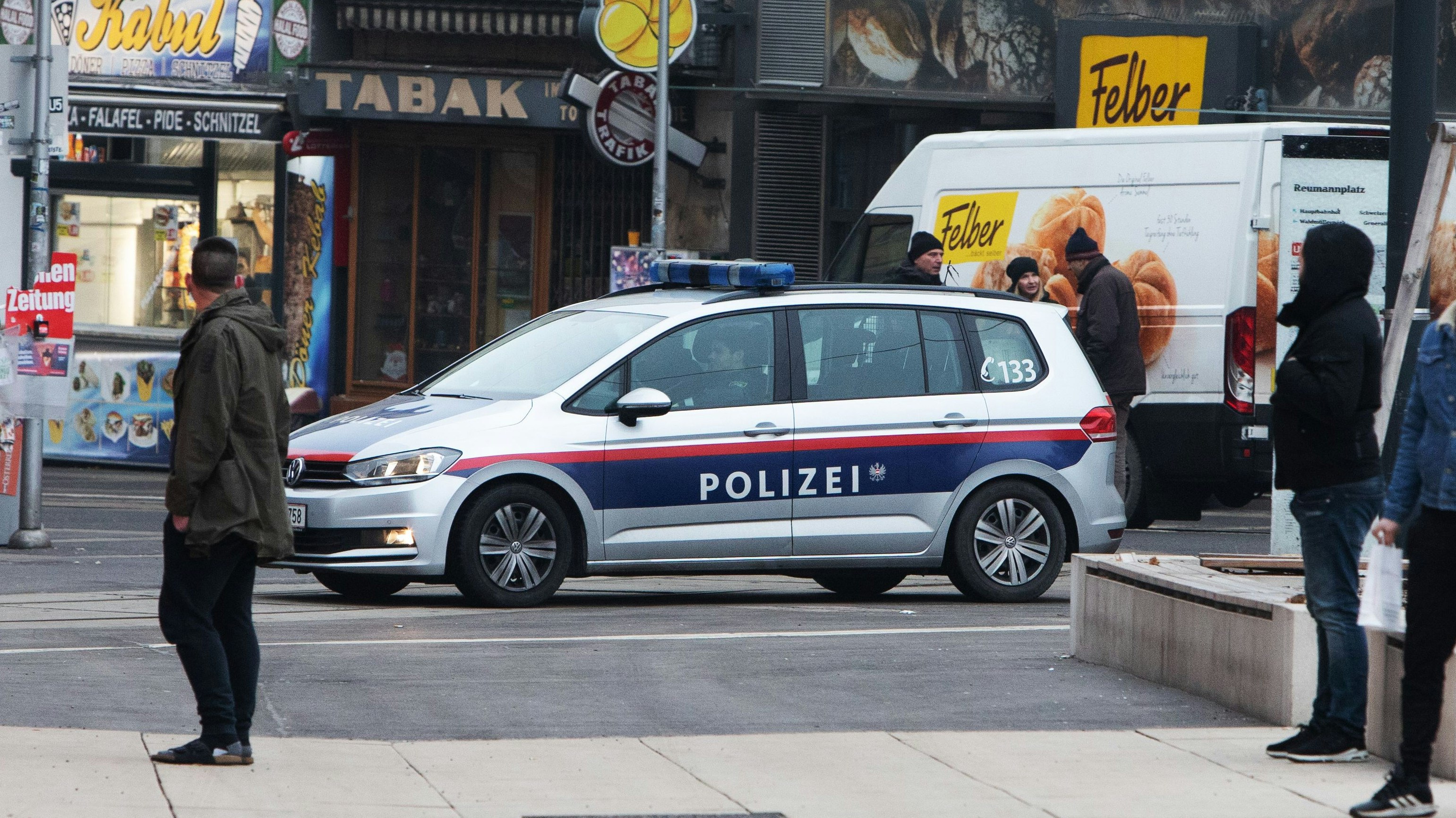 Download von www.picturedesk.com am 25.04.2021 (10:38).  ÖSTERREICH; WIEN; 01.01.2021; Ein Polizeifahrzeug steht am Reumanplatz in 10 Bezirk (Favoriten) in Wien am 01. Jänner 2021. In der Nacht zum Neujahr ist es am Reumanplatz zu Ausschreitungen und Konfrontation mit der Polizei gekommen. Laut Medienberichten hat eine Gruppe von 20 - 30 junger Männer Böller geworfen und pyrotechnik abgefeuert. /// AUSTRIA; VIENNA; 01/01/2021; A police vehicle stand on Reumanplatz in 10 districts (Favoriten) in Vienna on January 01, 2021. On the night of the New Year there were riots and confrontations with the police on Reumanplatz. According to media reports, a group of 20-30 young men threw firecrackers and fired pyrotechnics. - 20210101_PD2919 - Rechteinfo: Rights Managed (RM)