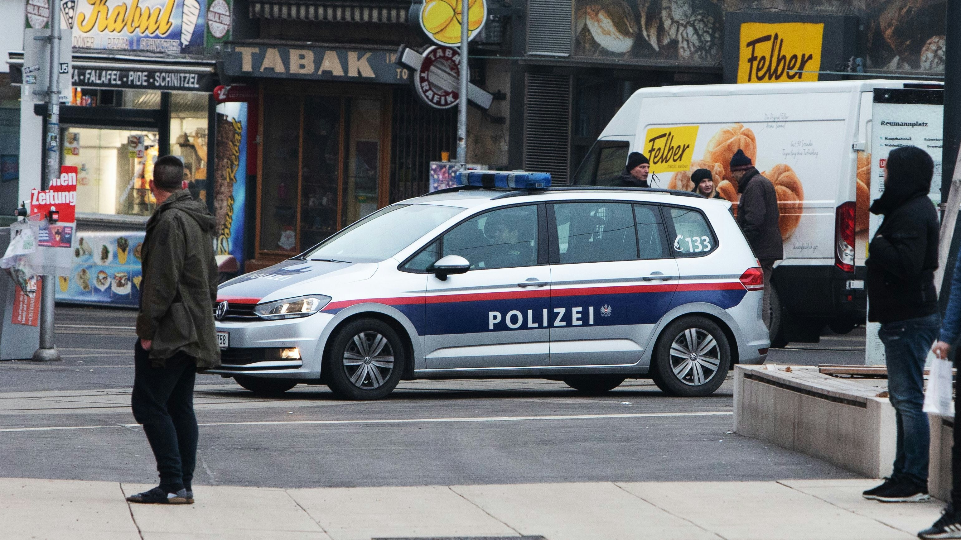 Download von www.picturedesk.com am 25.04.2021 (10:38).  ÖSTERREICH; WIEN; 01.01.2021; Ein Polizeifahrzeug steht am Reumanplatz in 10 Bezirk (Favoriten) in Wien am 01. Jänner 2021. In der Nacht zum Neujahr ist es am Reumanplatz zu Ausschreitungen und Konfrontation mit der Polizei gekommen. Laut Medienberichten hat eine Gruppe von 20 - 30 junger Männer Böller geworfen und pyrotechnik abgefeuert. /// AUSTRIA; VIENNA; 01/01/2021; A police vehicle stand on Reumanplatz in 10 districts (Favoriten) in Vienna on January 01, 2021. On the night of the New Year there were riots and confrontations with the police on Reumanplatz. According to media reports, a group of 20-30 young men threw firecrackers and fired pyrotechnics. - 20210101_PD2919 - Rechteinfo: Rights Managed (RM)