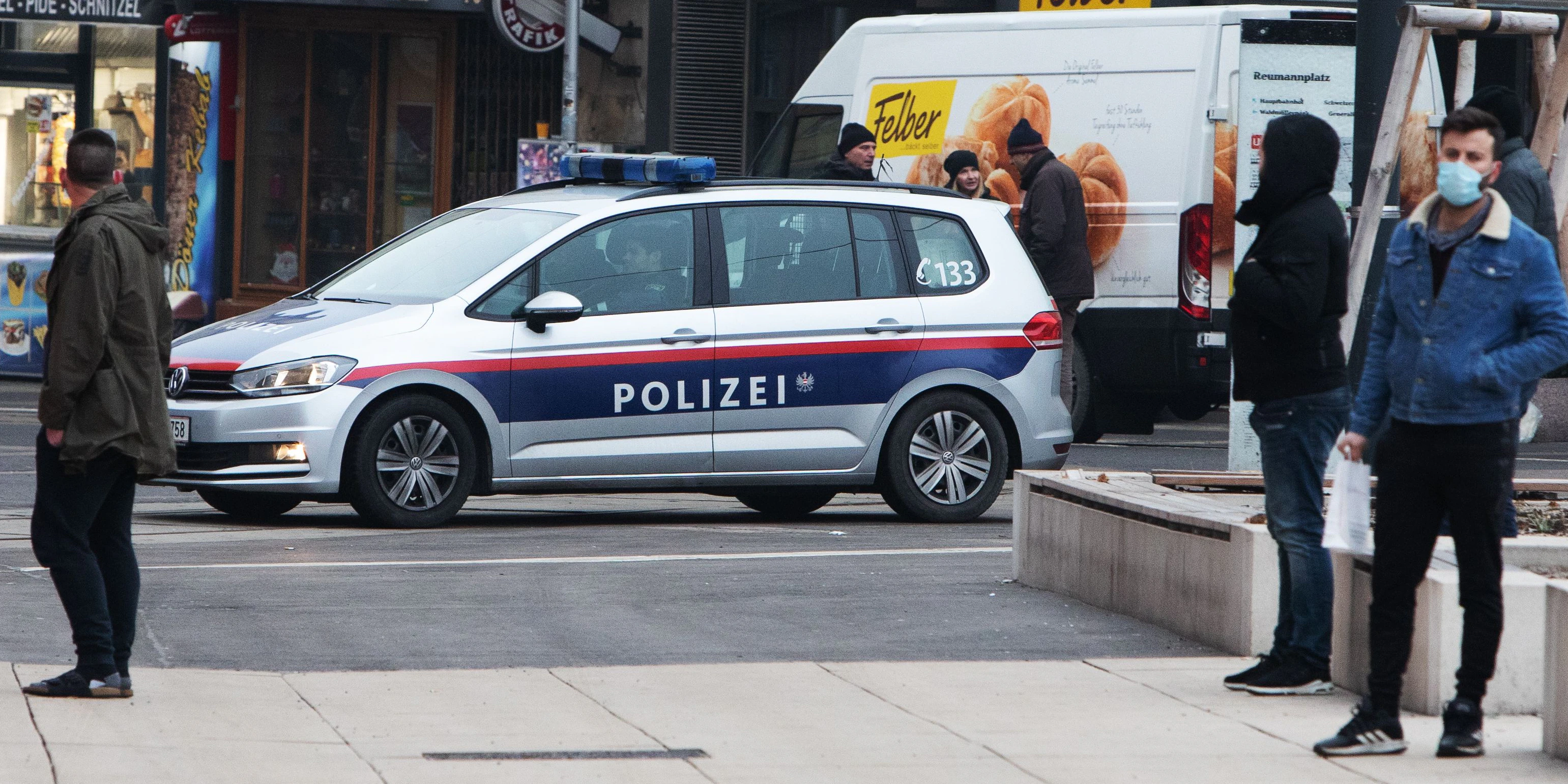 Download von www.picturedesk.com am 25.04.2021 (10:38).  ÖSTERREICH; WIEN; 01.01.2021; Ein Polizeifahrzeug steht am Reumanplatz in 10 Bezirk (Favoriten) in Wien am 01. Jänner 2021. In der Nacht zum Neujahr ist es am Reumanplatz zu Ausschreitungen und Konfrontation mit der Polizei gekommen. Laut Medienberichten hat eine Gruppe von 20 - 30 junger Männer Böller geworfen und pyrotechnik abgefeuert. /// AUSTRIA; VIENNA; 01/01/2021; A police vehicle stand on Reumanplatz in 10 districts (Favoriten) in Vienna on January 01, 2021. On the night of the New Year there were riots and confrontations with the police on Reumanplatz. According to media reports, a group of 20-30 young men threw firecrackers and fired pyrotechnics. - 20210101_PD2919 - Rechteinfo: Rights Managed (RM)