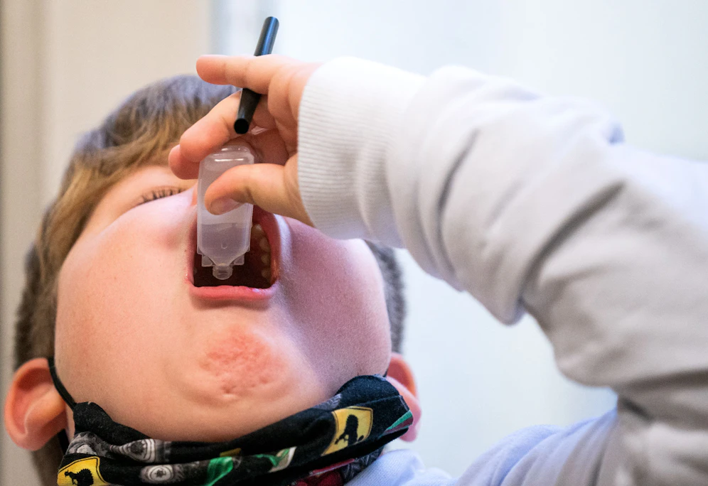 Kinder machen einen Gurgeltest in einer Volksschule in Wien. 