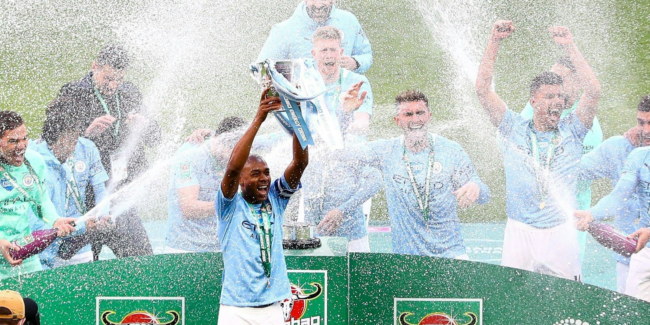 Manchester City bejubelt den Sieg im Liga-Pokal.