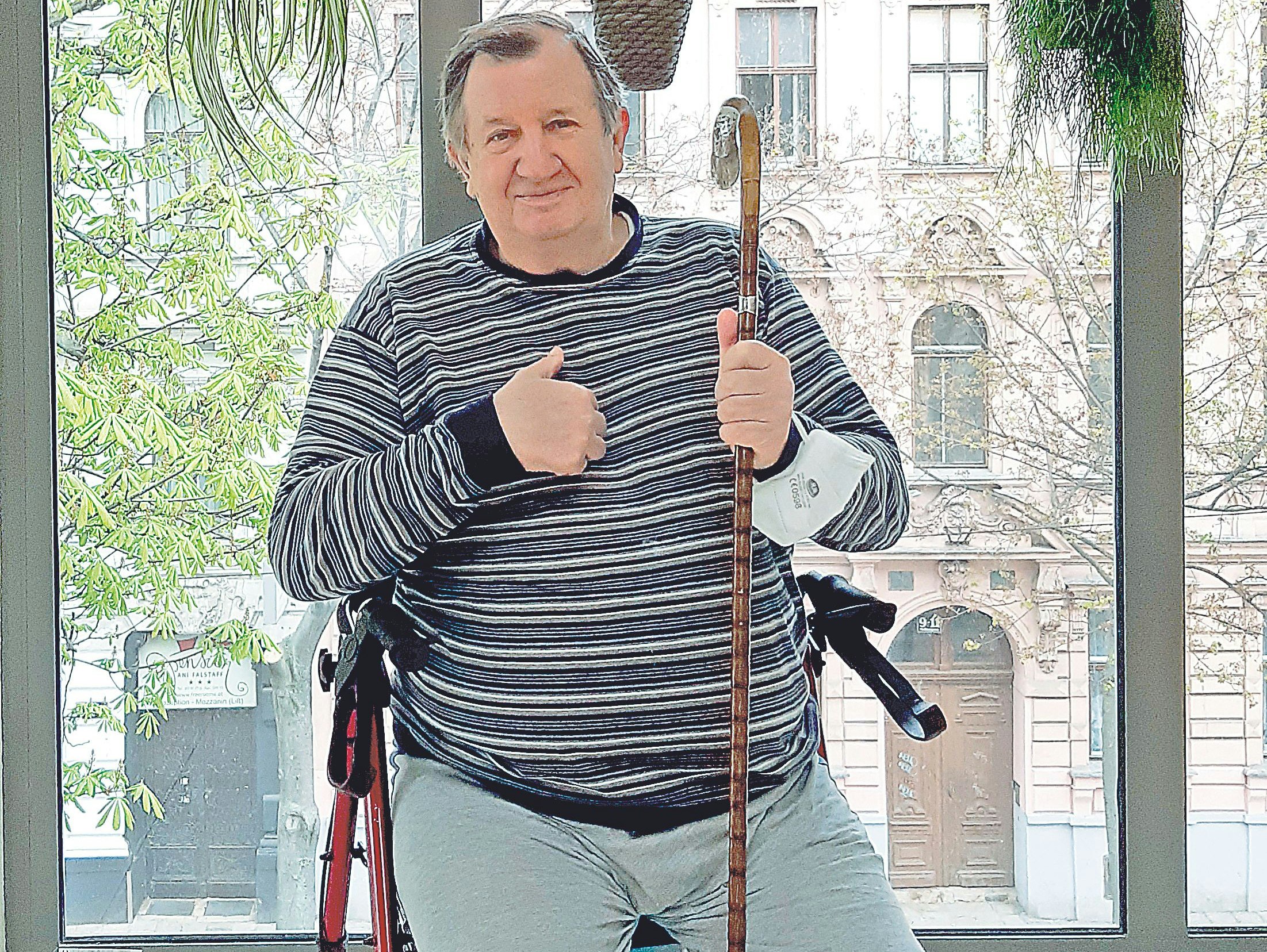 Henrik bekam dank Caritas-Ärztin eine neue Hüfte. 