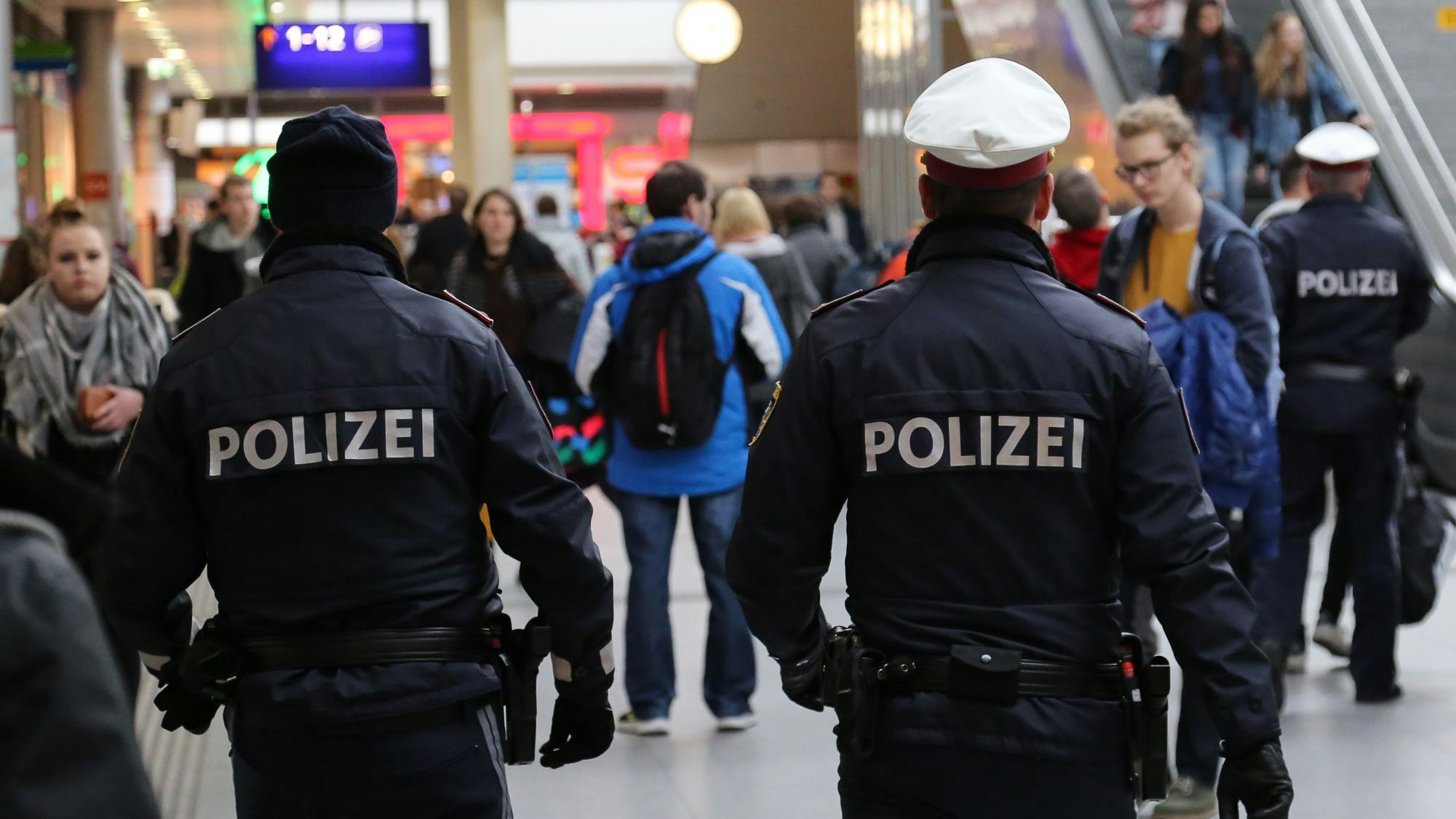 Download von www.picturedesk.com am 25.04.2021 (12:06).  15.11.2019, Linz, AUT, Fototermin, Linzer Hauptbahnhof, HBF, im Bild Polizei, Verhaftung, Polizeieinsatz, Hauptbahnhof Linz, HBF, Hbf, Bahnhof, O?BB, Obero?sterreich, Pressefoto Scharinger © 2019, PhotoCredit D. Scharinger - 20191115_PD13070 - Rechteinfo: Rights Managed (RM) Nur fÃ¼r redaktionelle Nutzung!
