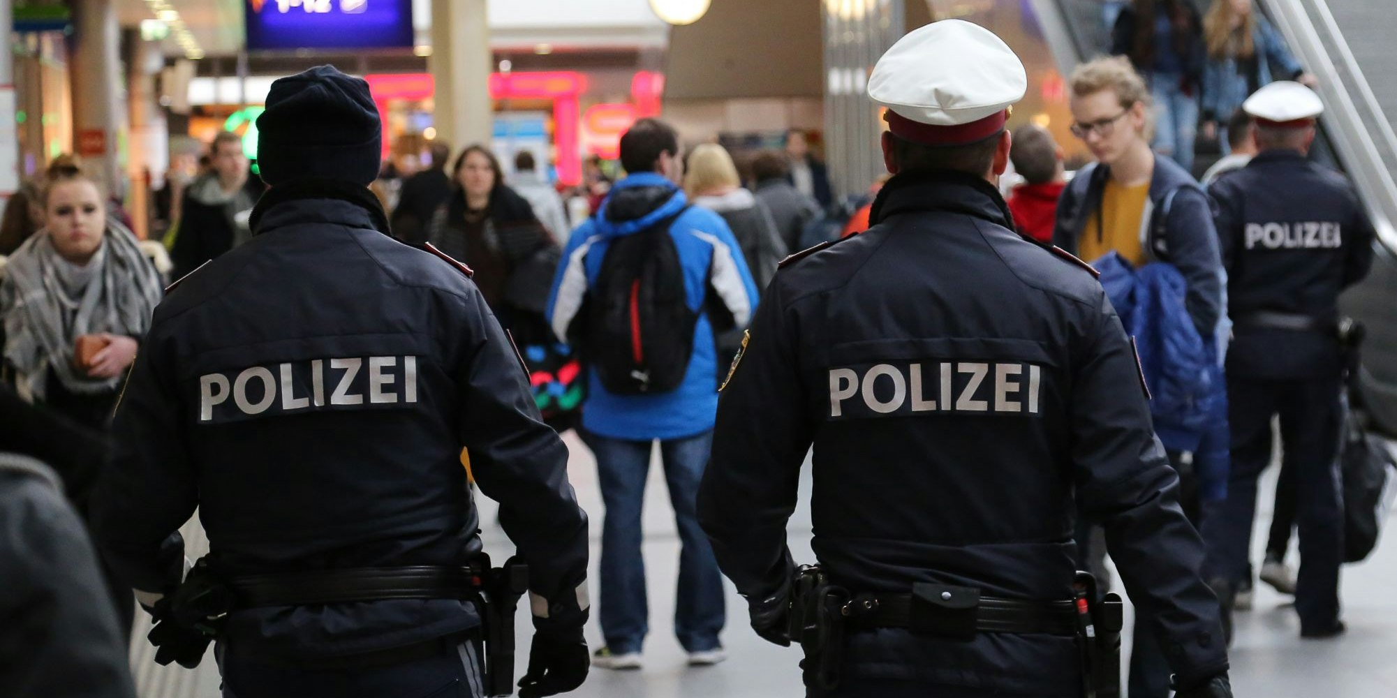 Download von www.picturedesk.com am 25.04.2021 (12:06).  15.11.2019, Linz, AUT, Fototermin, Linzer Hauptbahnhof, HBF, im Bild Polizei, Verhaftung, Polizeieinsatz, Hauptbahnhof Linz, HBF, Hbf, Bahnhof, O?BB, Obero?sterreich, Pressefoto Scharinger © 2019, PhotoCredit D. Scharinger - 20191115_PD13070 - Rechteinfo: Rights Managed (RM) Nur fÃ¼r redaktionelle Nutzung!