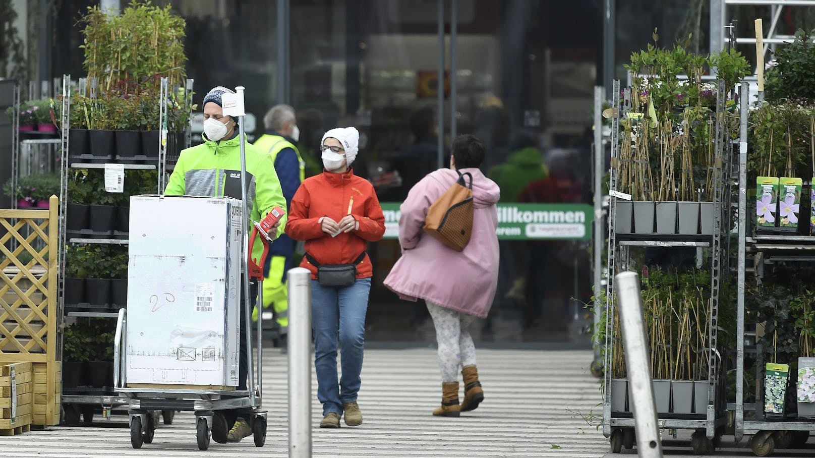 Besucher eines Baumarktes am Dienstag, 20. April 2021, in Eisenstadt.