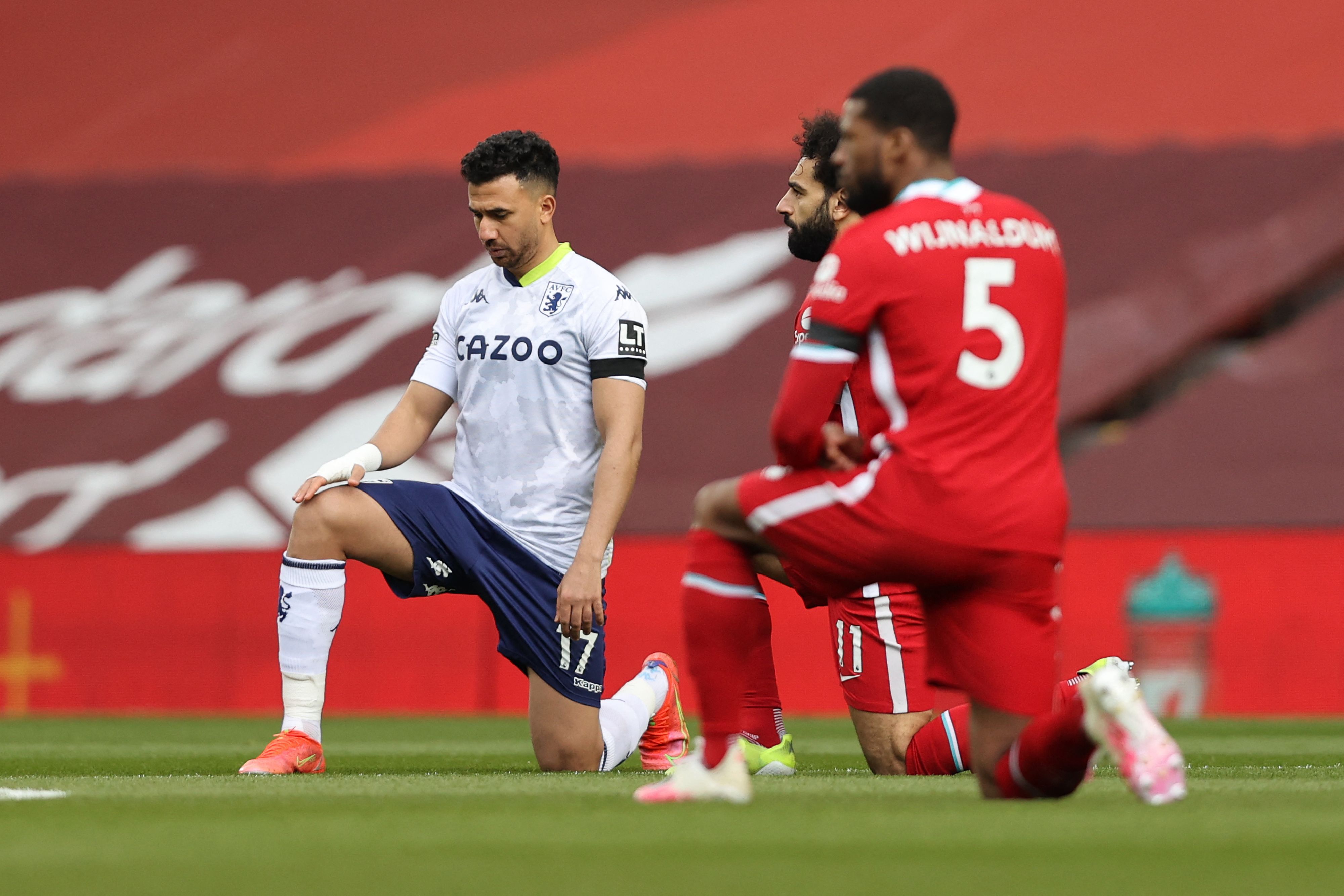 Vor dem Anpfiff knien in England die Fußballer seit geraumer Zeit, um ein Zeichen gegen Rassismus zu setzen.