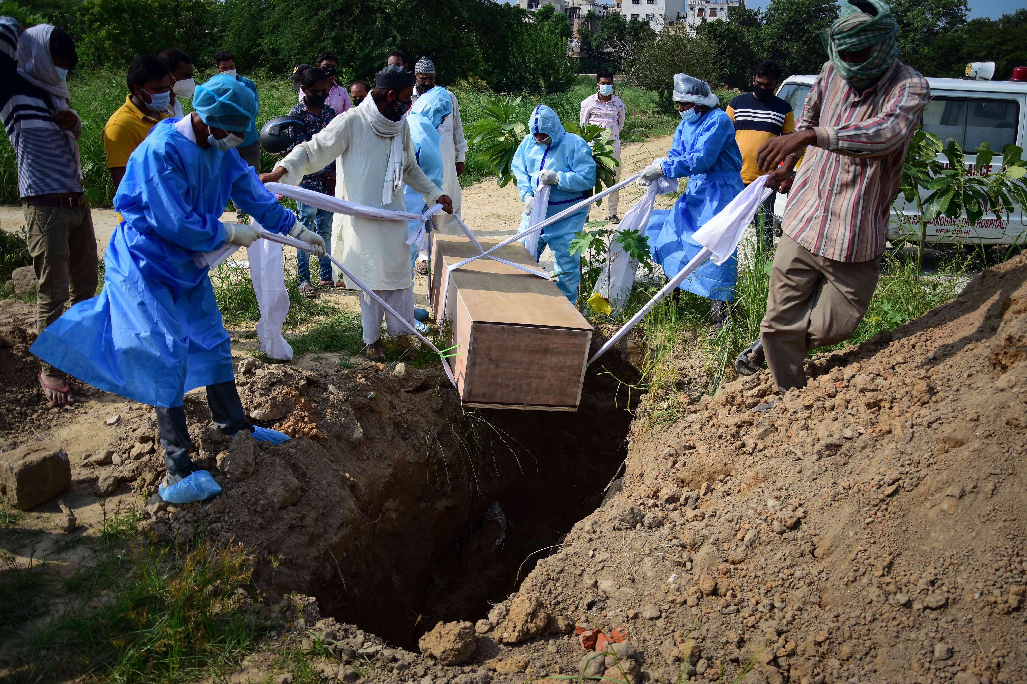 Download von www.picturedesk.com am 25.04.2021 (15:02).  September 3, 2020, New Delhi, India: Relatives wearing protective suits as a precaution lower the body of a covid-19 victim for burial at a graveyard New Delhi (capital of India) has officially reported 180,000 confirmed cases, recovered cases 159,000 and deaths 4,481 from the coronavirus pandemic. - 20200903_PD15873 - Rechteinfo: Rights Managed (RM)