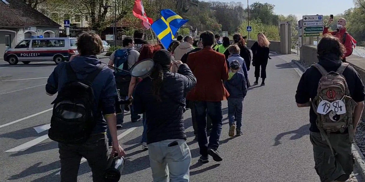Zahlreiche Leute demonstrierten gegen die Corona-Maßnahmen in Melk.