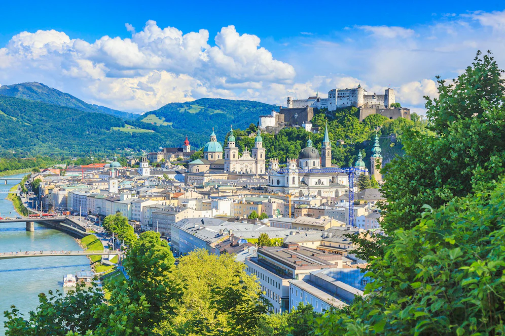 Klassischer Blick vom Mönchsberg auf die Kirchen und Türme und die Festung Hohensalzburg der Salzburger Altstadt. Symbolbild