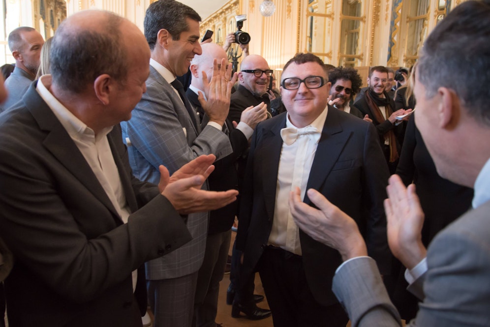 Mit seinem Charm und raffinierten, femininen Details verzauberte er. Jetzt ist der Designer an einer Corona-Infektion gestorben. Er wurde 59 Jahre alt.