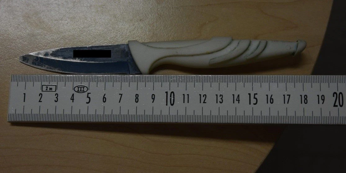 Die Polizei stellte das Messer bei dem Tatverdächtigen sicher. 