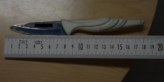 Die Polizei stellte das Messer bei dem Tatverdächtigen sicher.