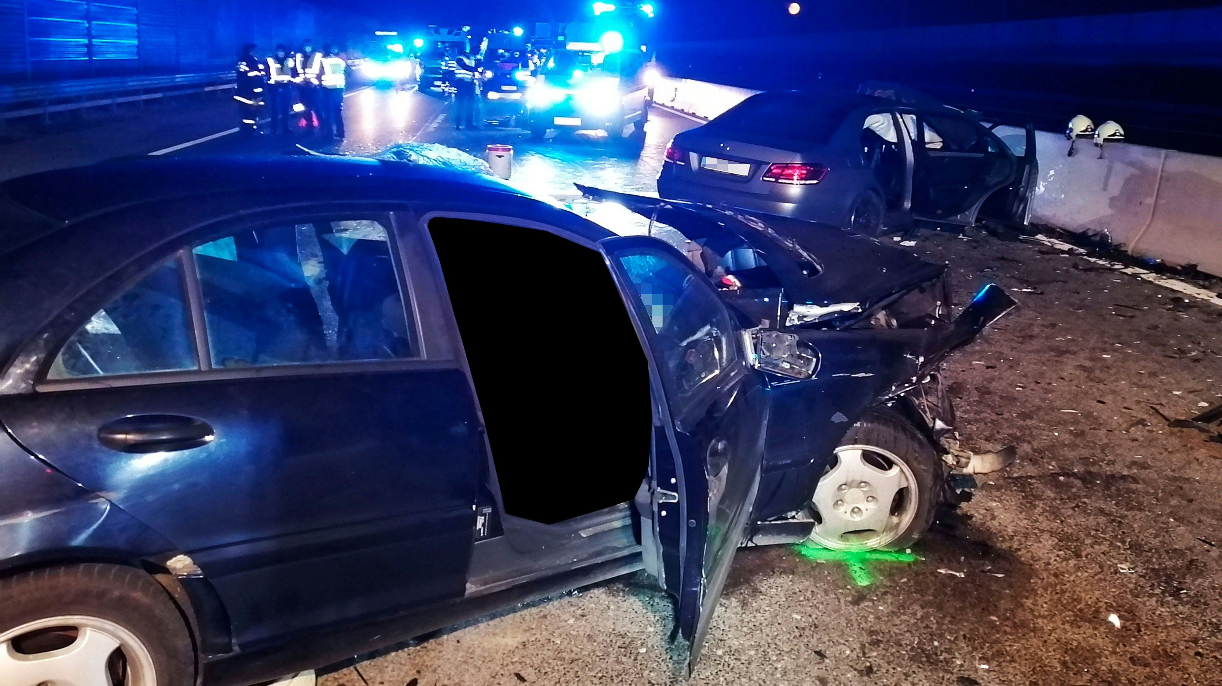 Zwei Pkw-Insassen konnten nur noch tot geborgen werden.