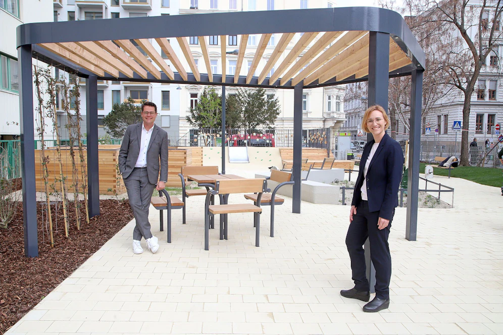 Klimastadtrat Jürgen Czernohorszky und Wiedens Bezirkschefin Lea Halbwidl (beide SPÖ) im neu gestalteten Wanda Lanzer-Park.