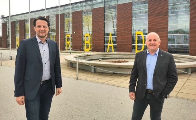 Vizebürgermeister Gerhard Riegler und Baustadtrat Bernhard Wagner vor dem Freibad